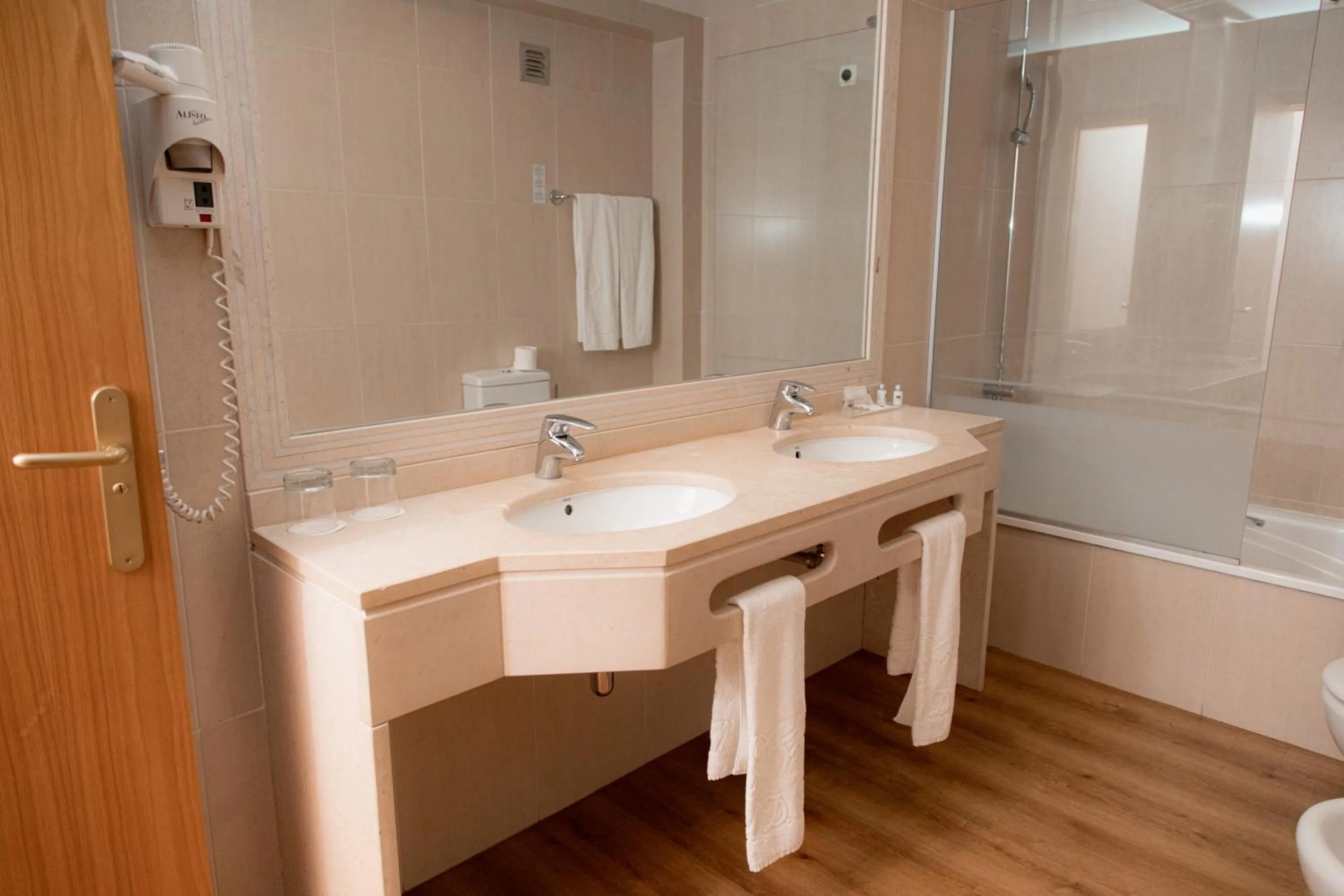 Toilet in Hotel Covilhã Dona Maria Affiliated by Meliá