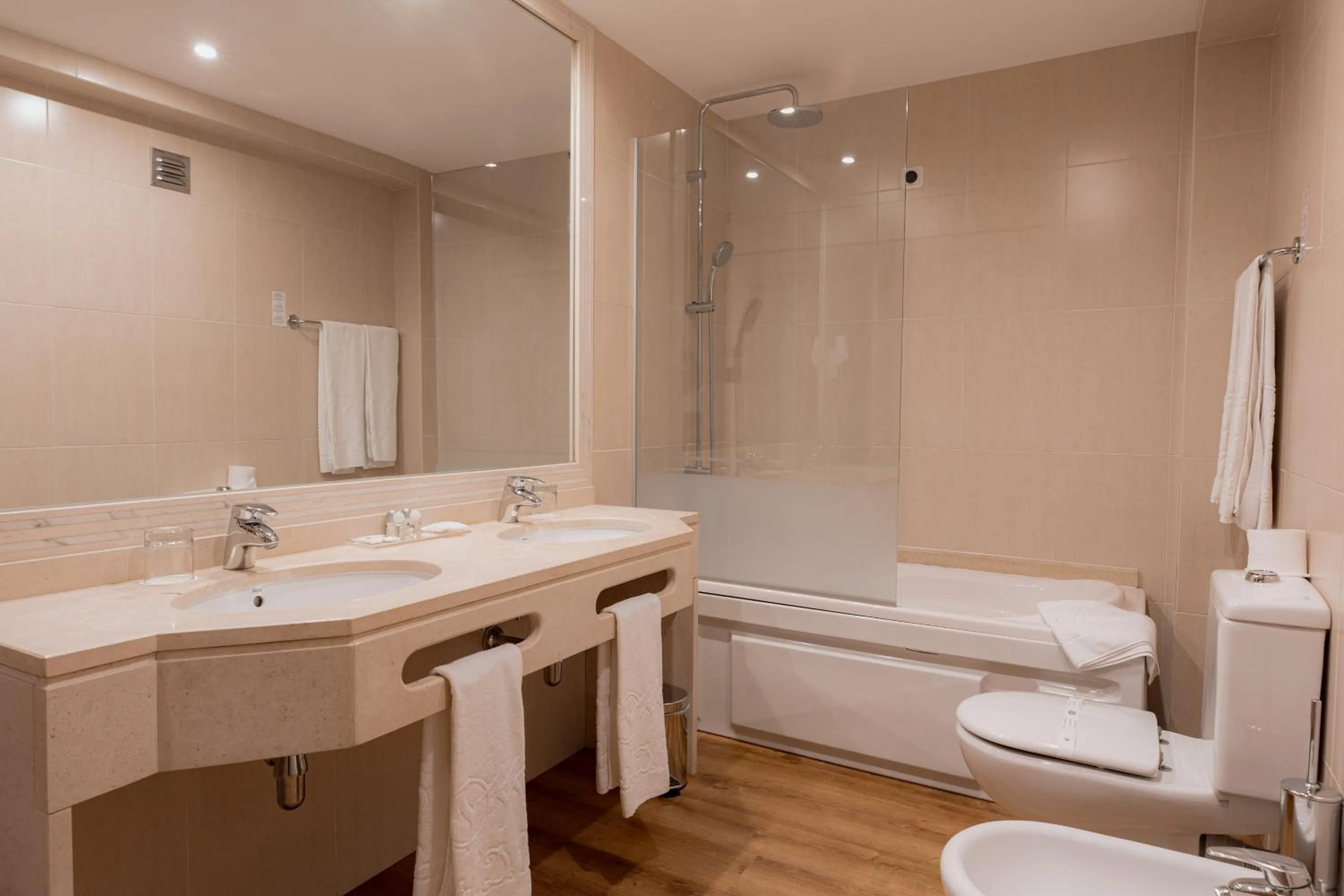 Toilet in Hotel Covilhã Dona Maria Affiliated by Meliá