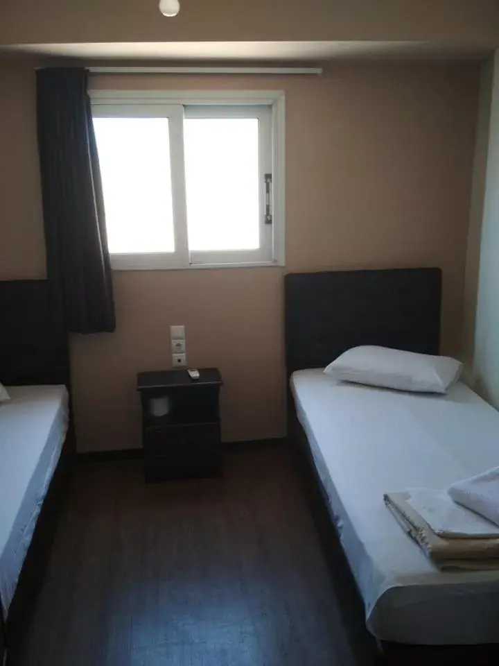 Budget Twin Room in Pella Inn Hostel Budget Twin Room in Pella Inn Hostel