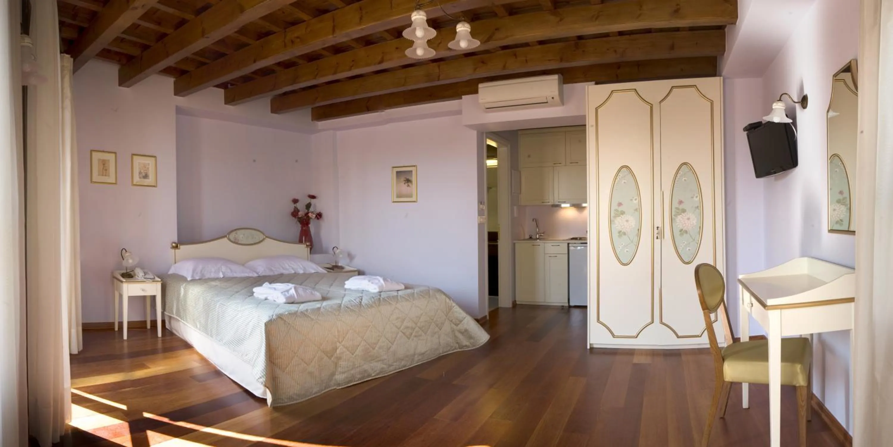 Photo of the whole room, Bed in Palazzo Duca