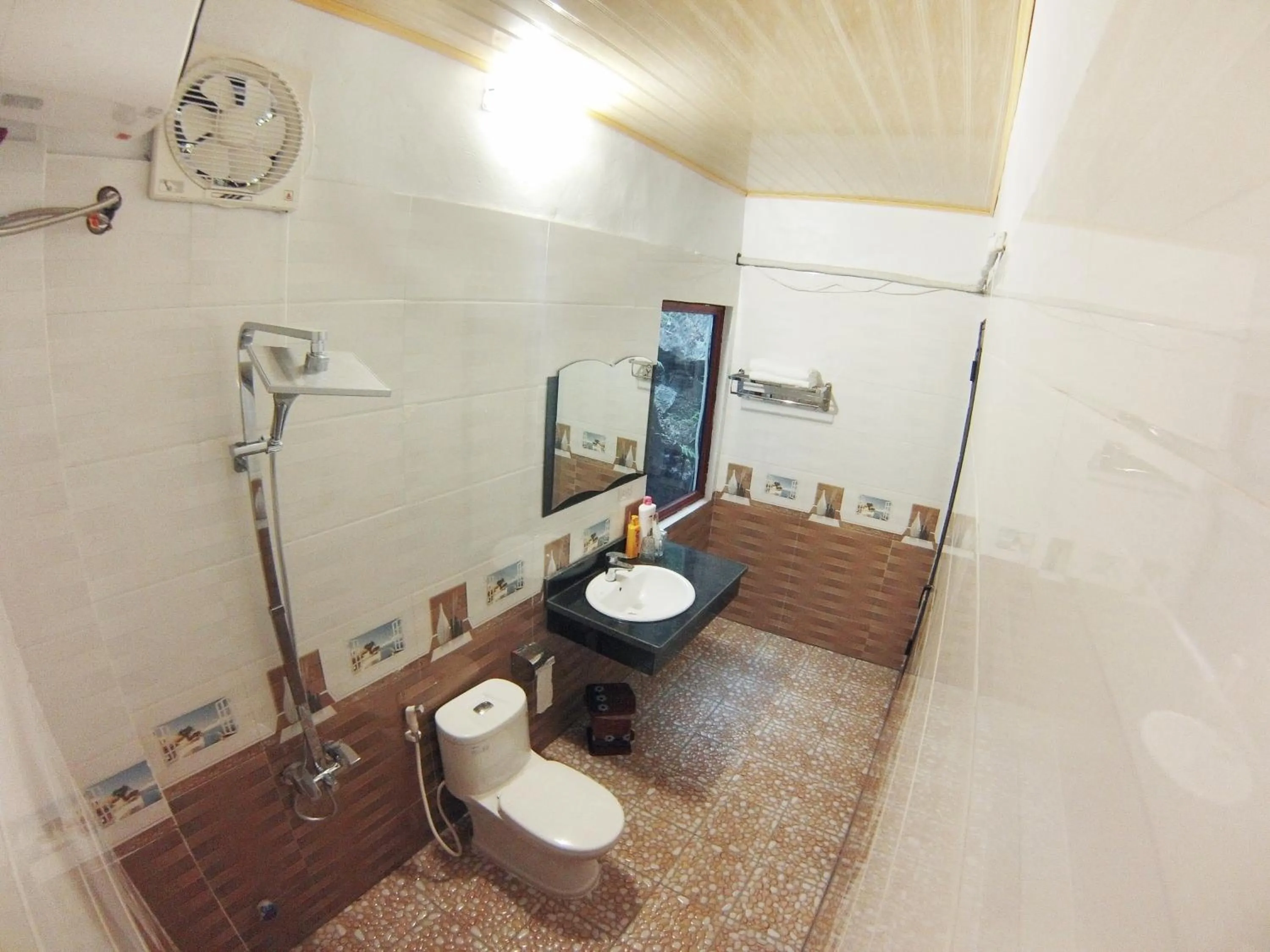 Shower in Moc An Village Tam Coc - Ninh Binh