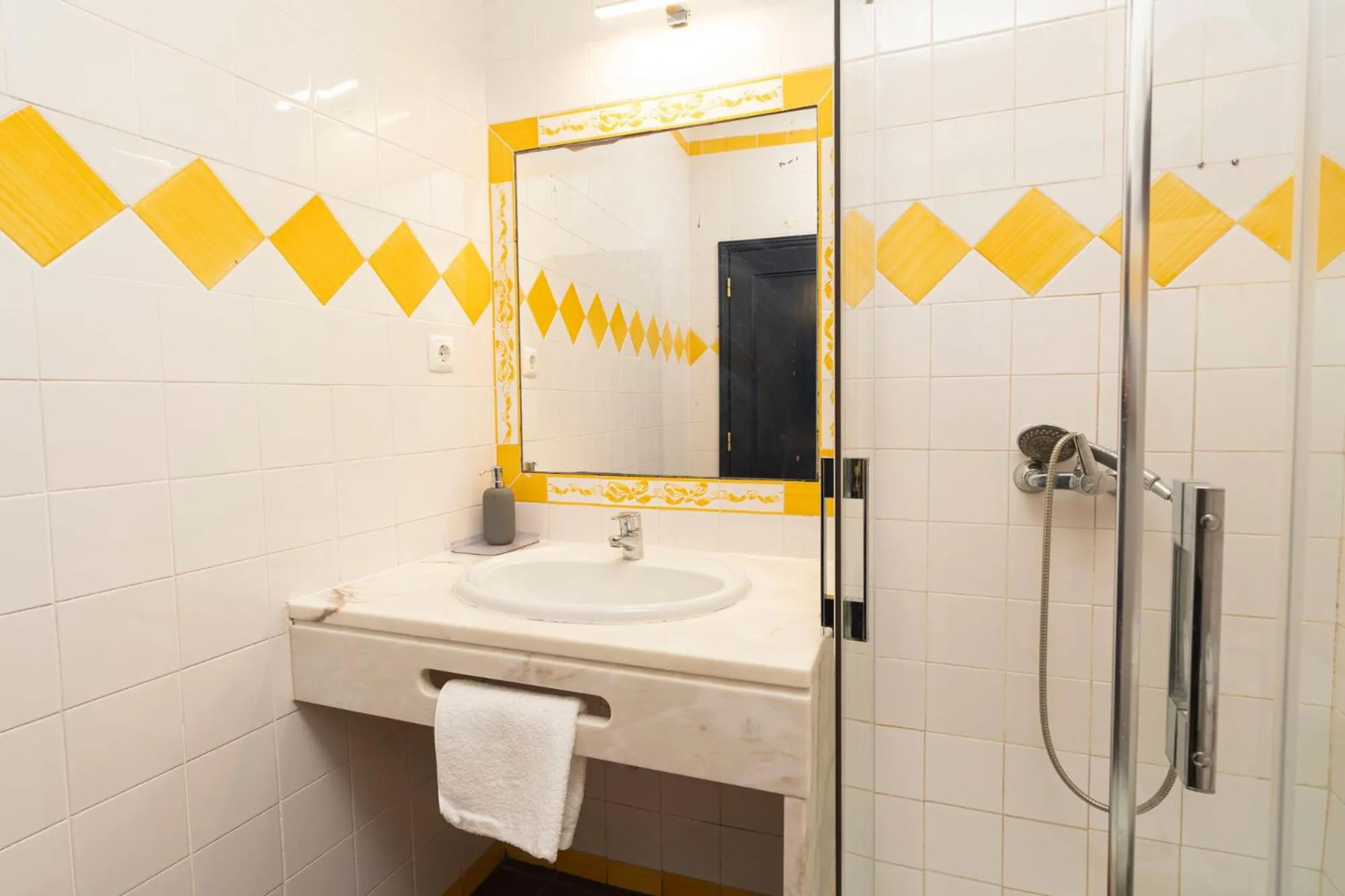 Shower in D'Iberica Alojamento