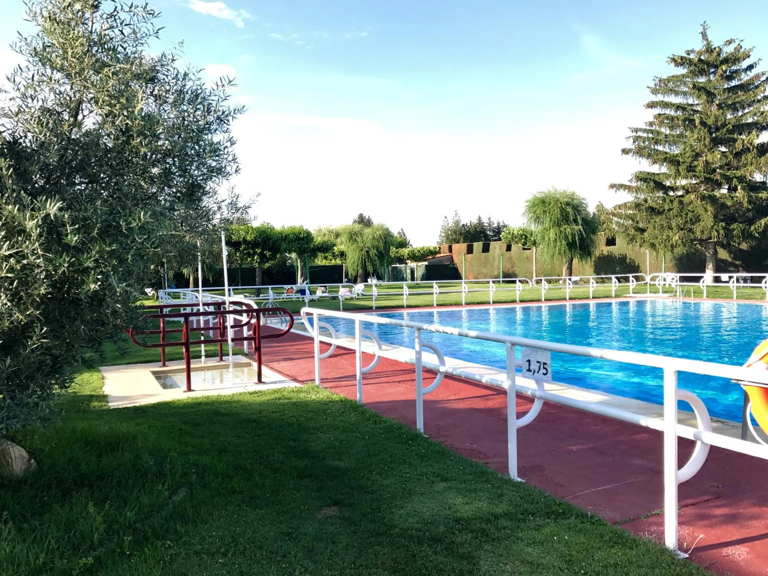 Swimming pool in Hotel Valjunco