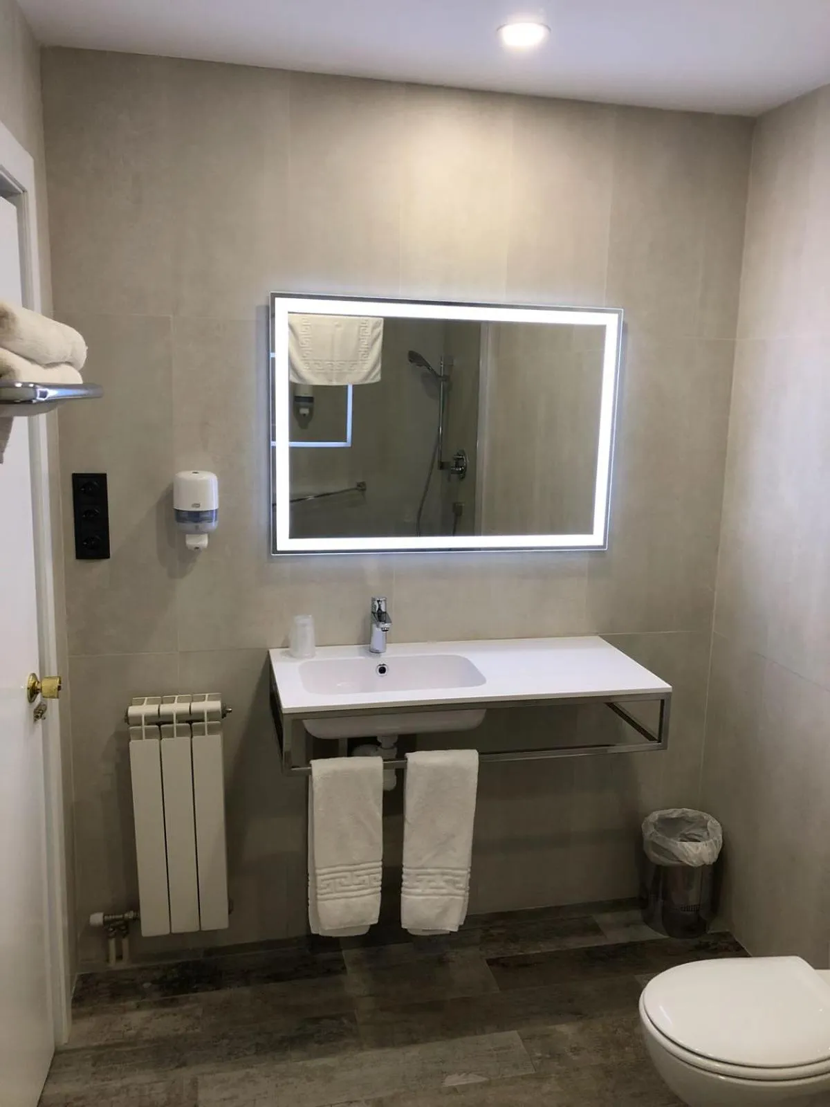 Bathroom in Hotel Valjunco