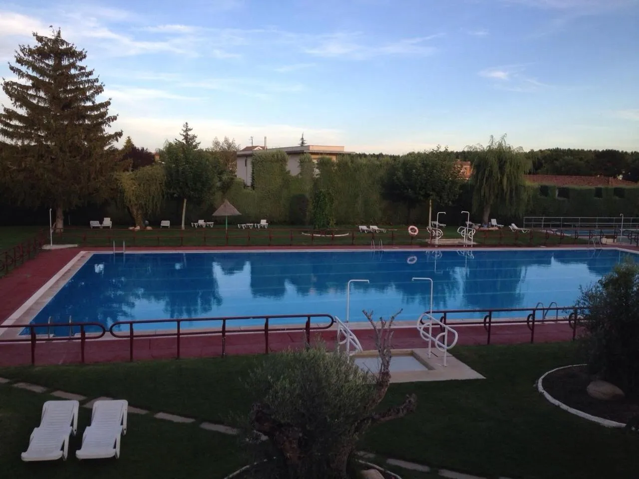 Swimming pool in Hotel Valjunco