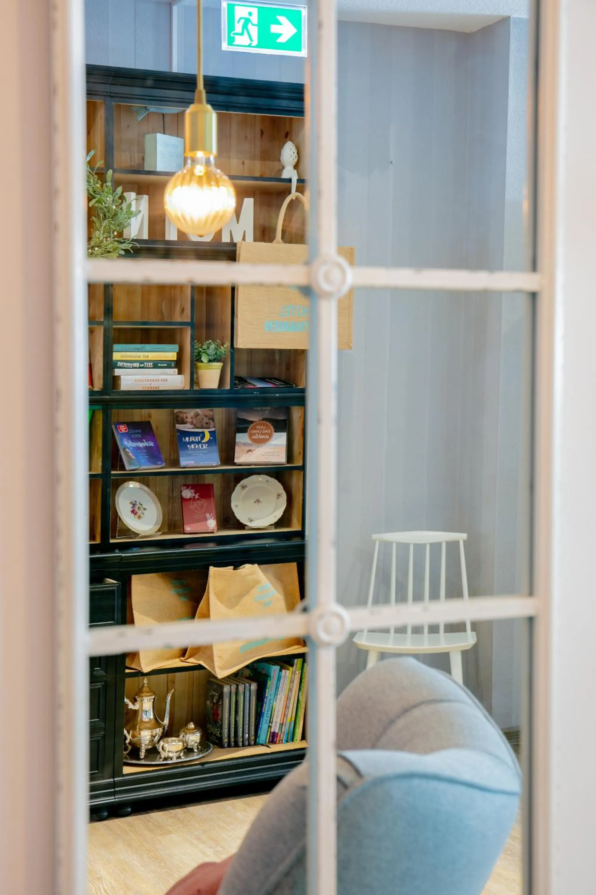 Communal lounge/ TV room, Bed in Hotel Bethanien