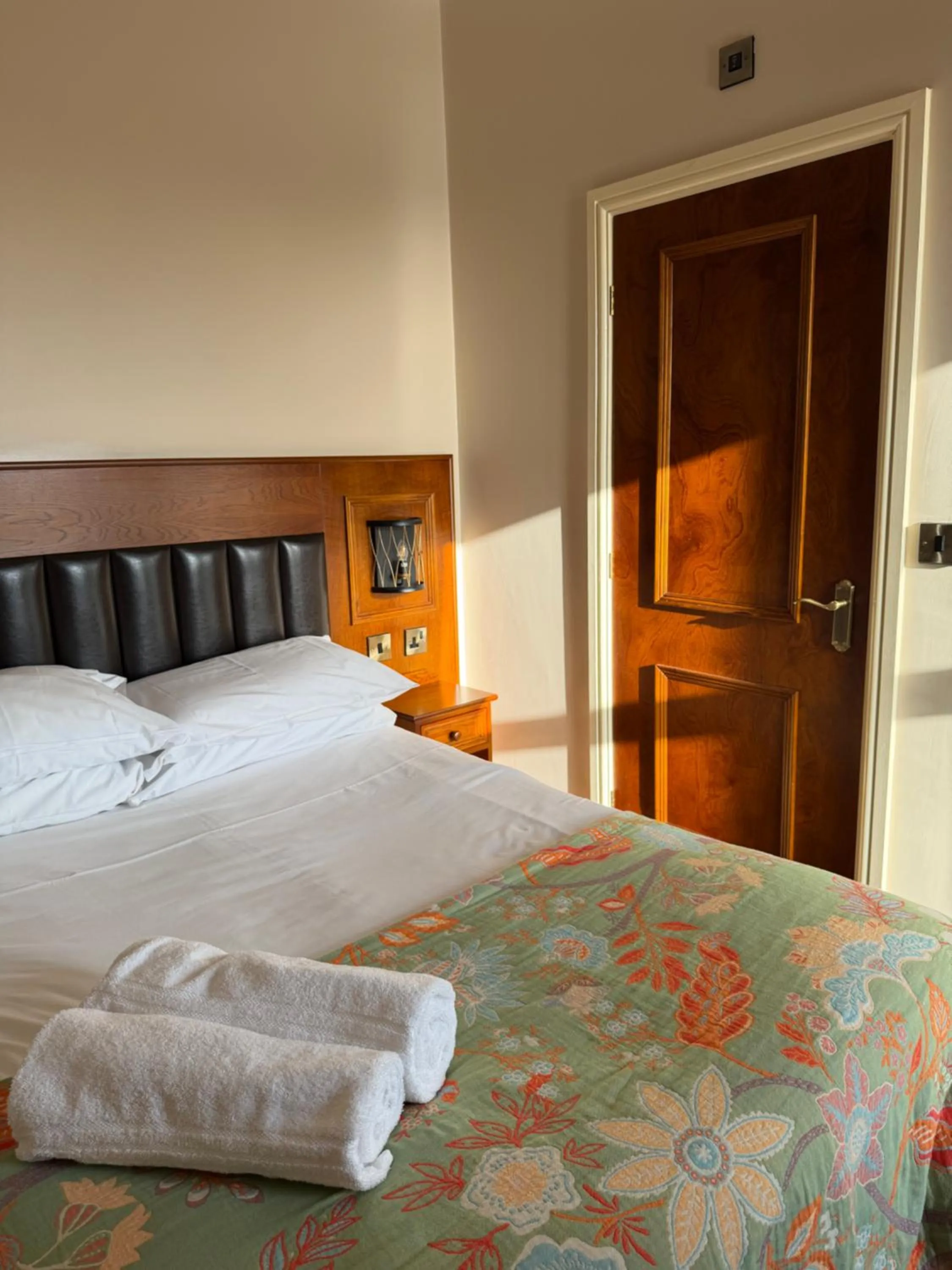 Property building, Bed in Crown & Anchor Inn