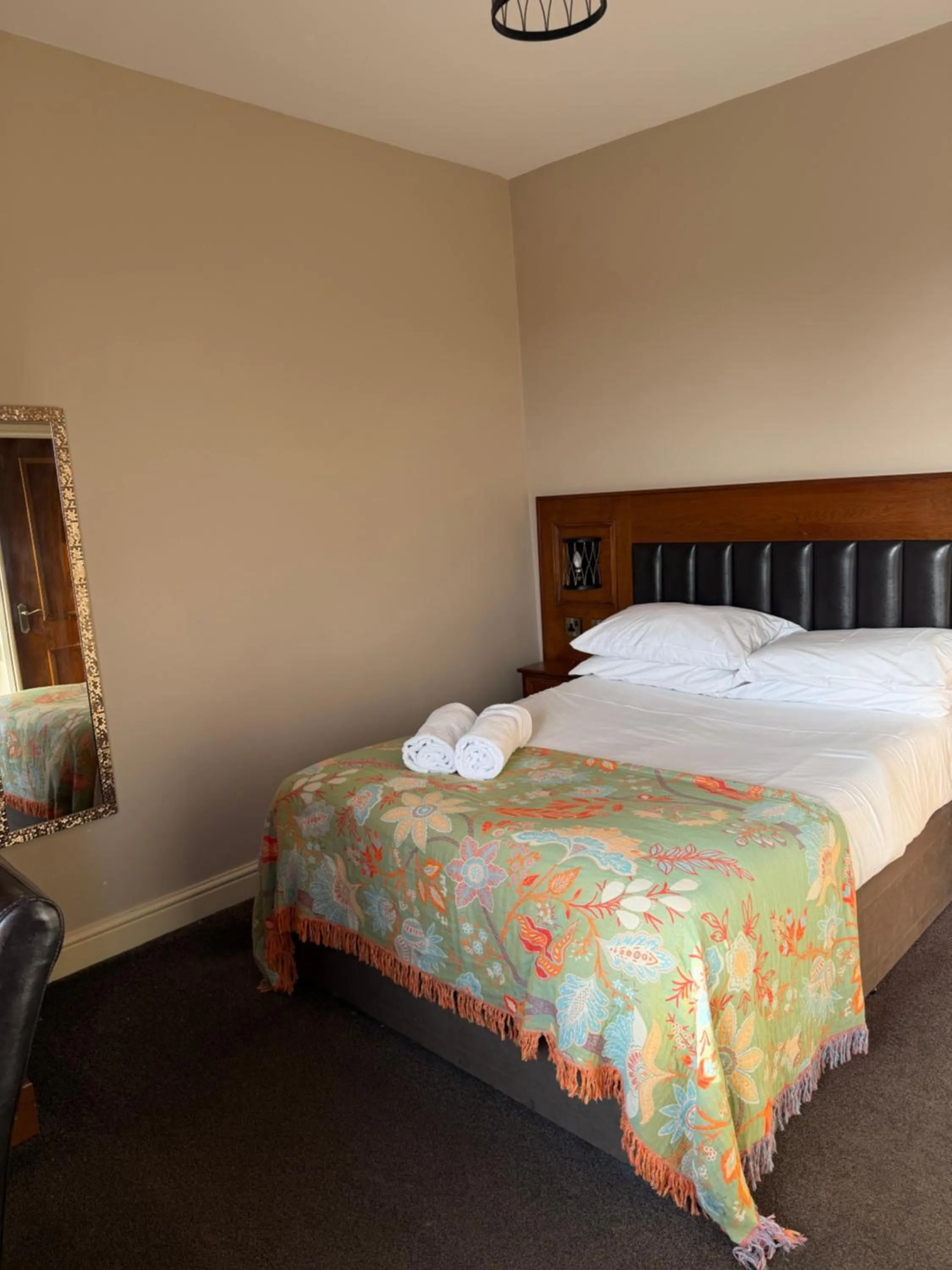 Property building, Bed in Crown & Anchor Inn
