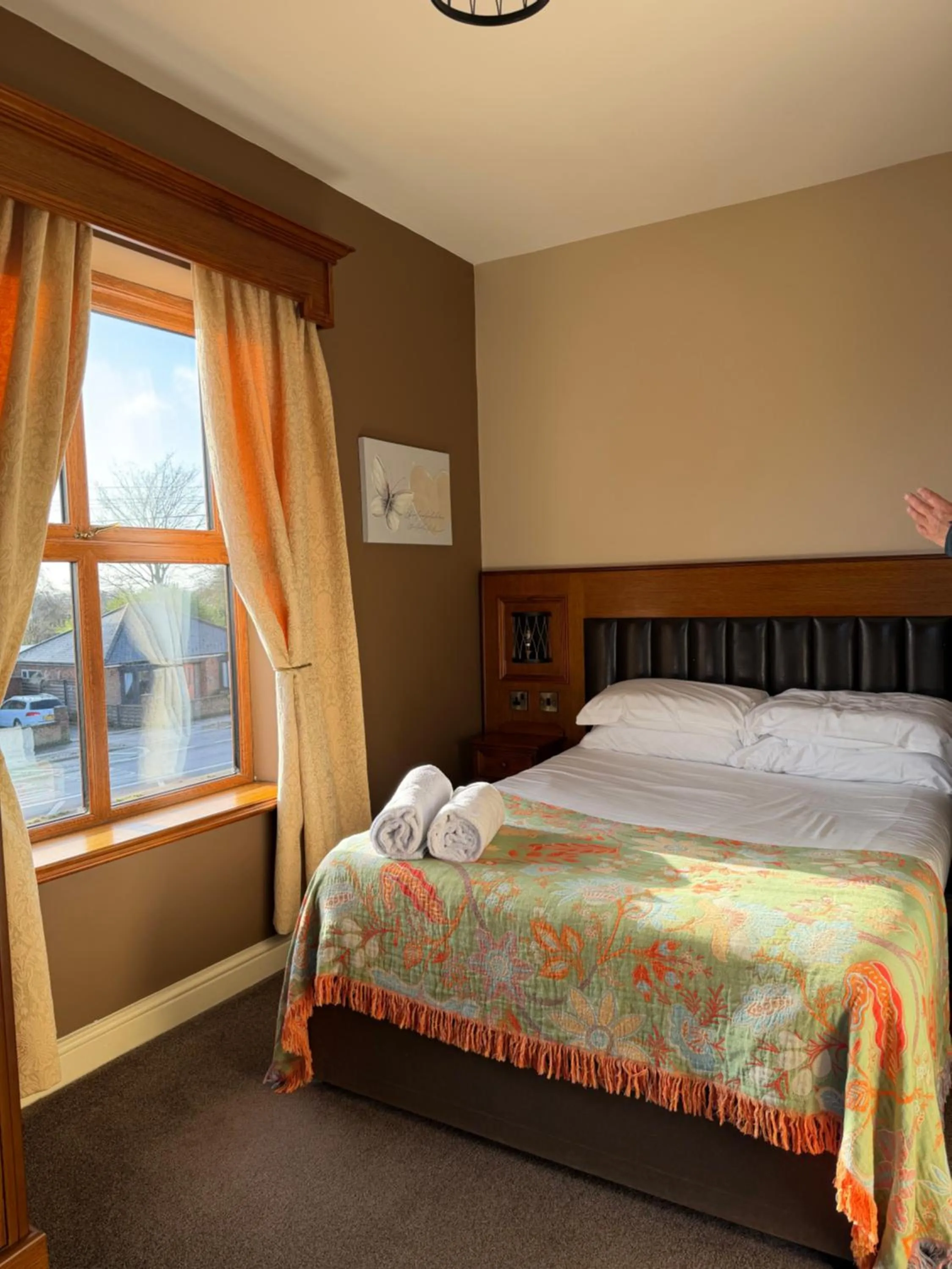 Property building, Bed in Crown & Anchor Inn