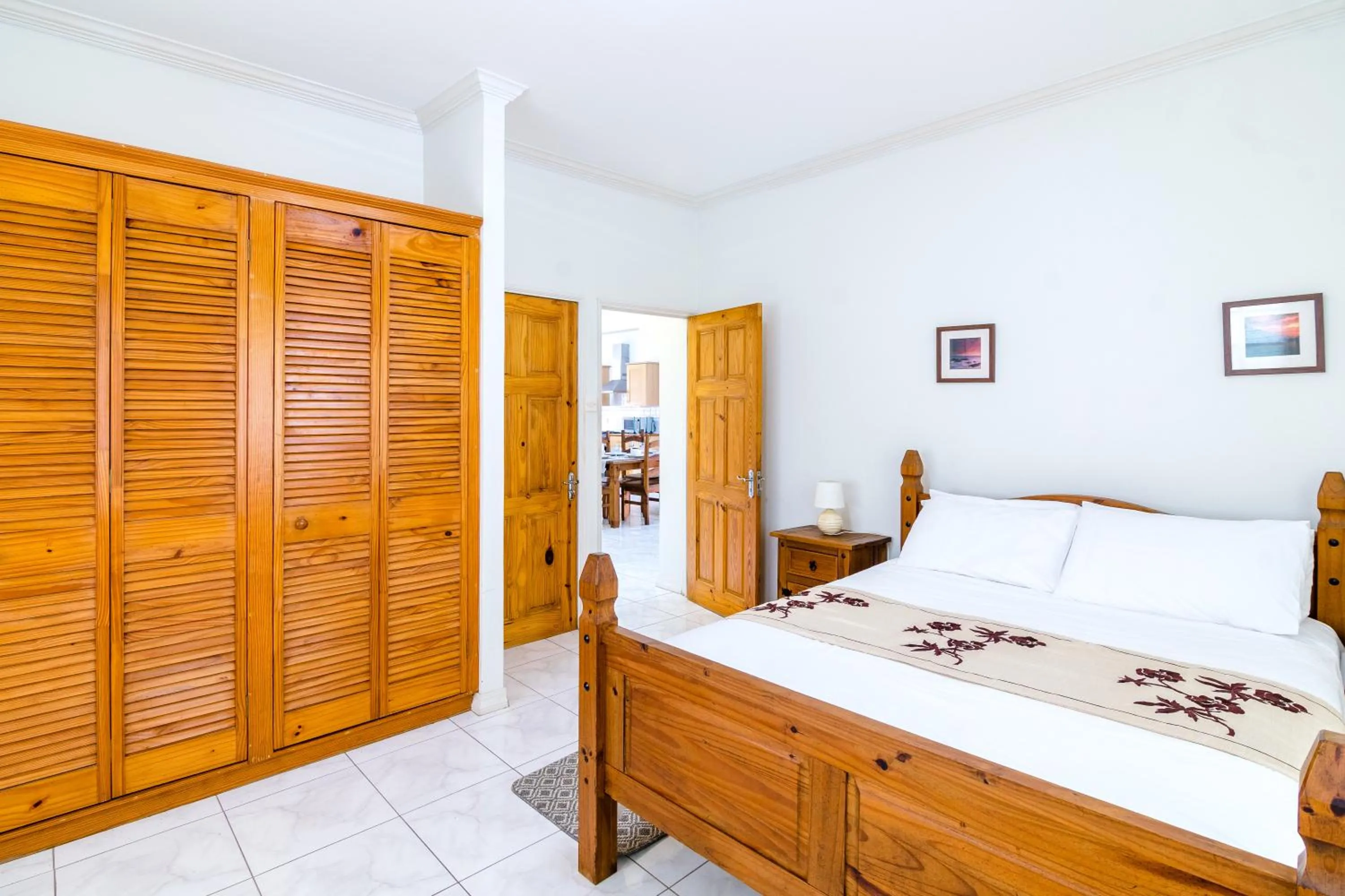 Bedroom, Bed in Woburn Villas