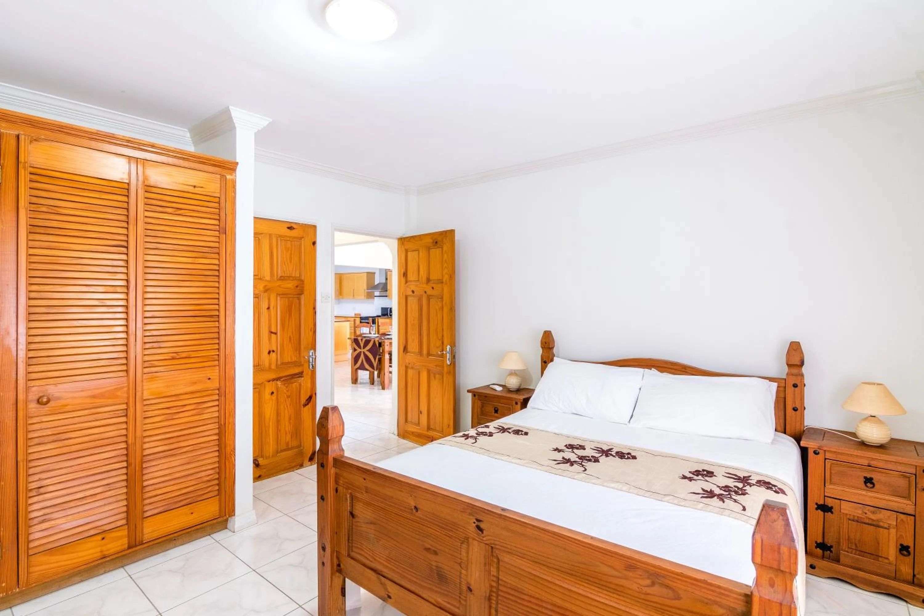 Photo of the whole room, Bed in Woburn Villas