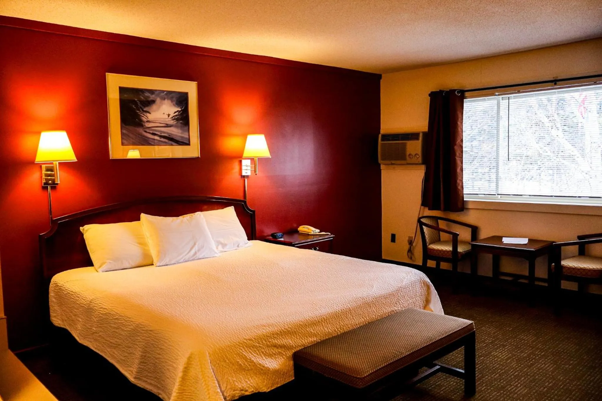 Bedroom, Bed in Snowy Owl Inn
