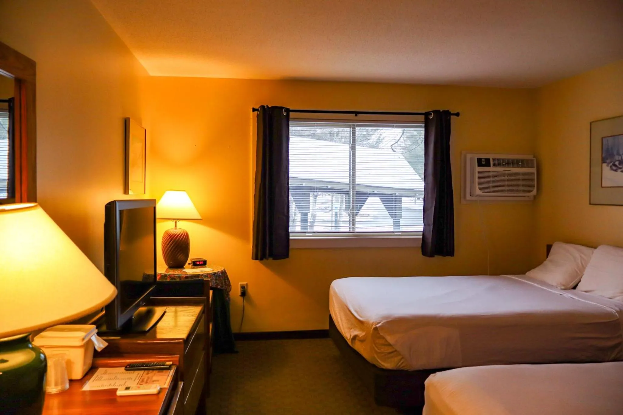 Photo of the whole room, Bed in Snowy Owl Inn