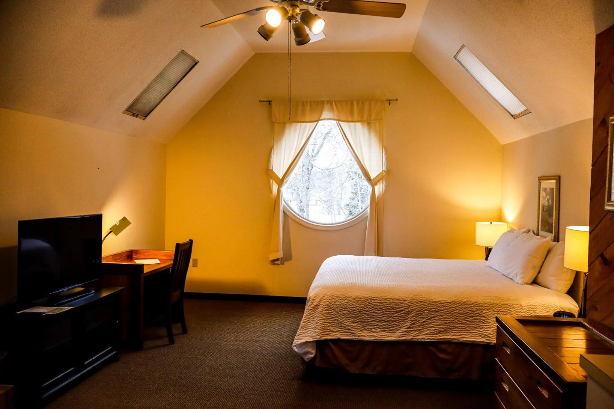 Bedroom, Bed in Snowy Owl Inn