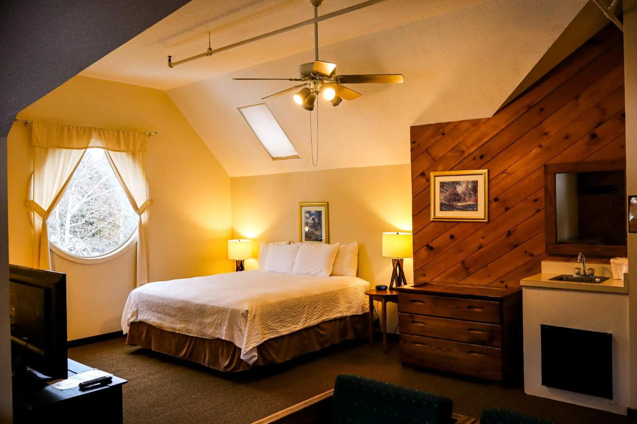 Photo of the whole room, Bed in Snowy Owl Inn