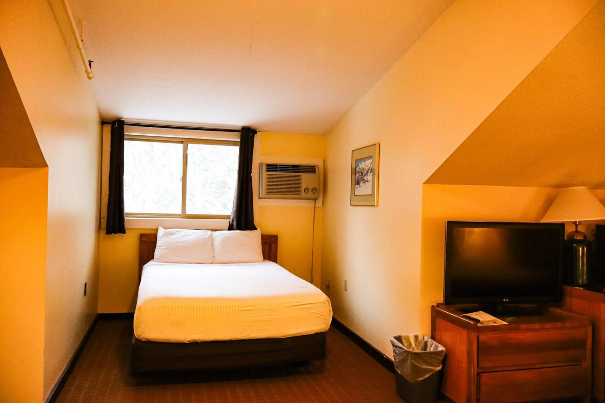 Bedroom, Bed in Snowy Owl Inn