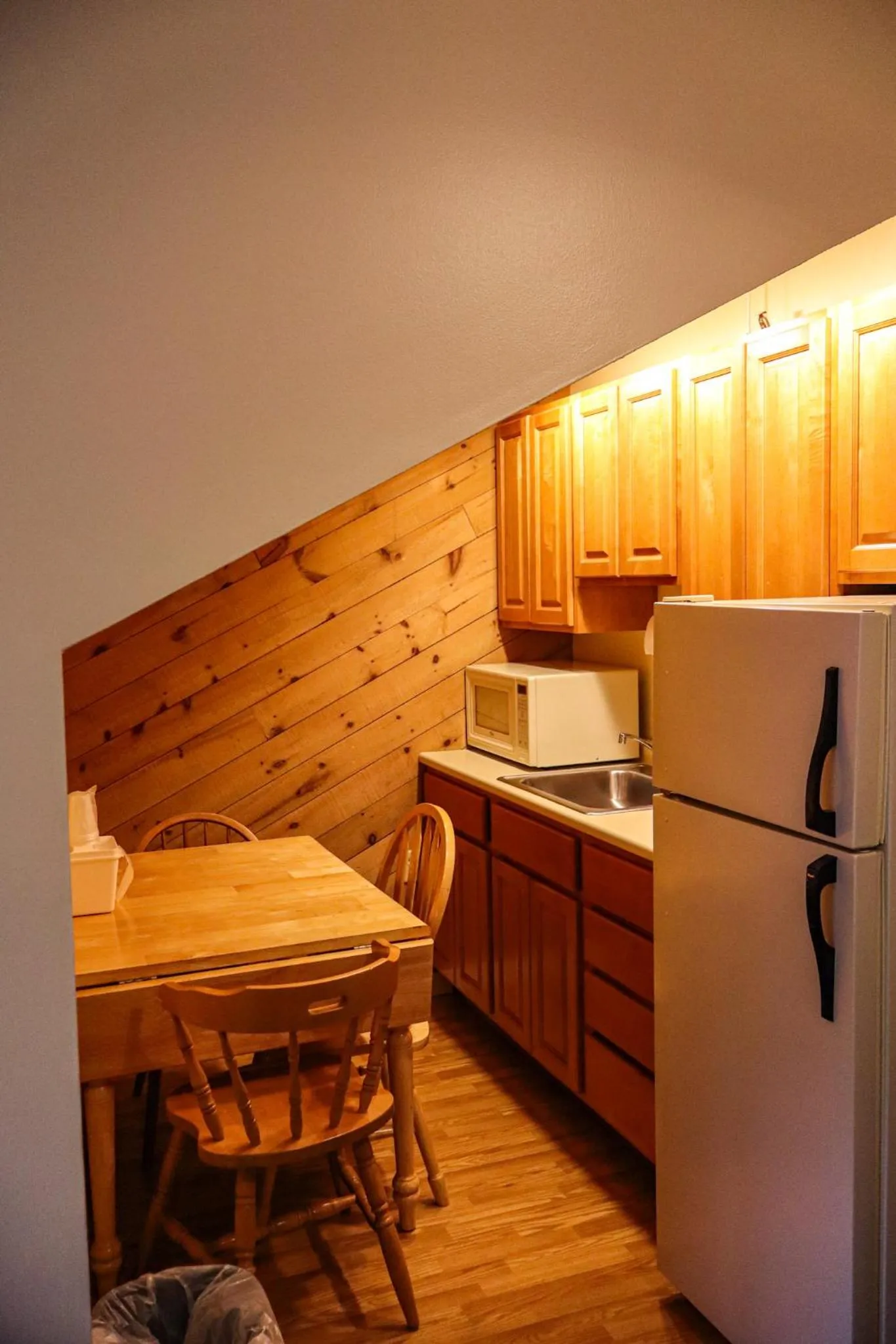 Dining area in Snowy Owl Inn
