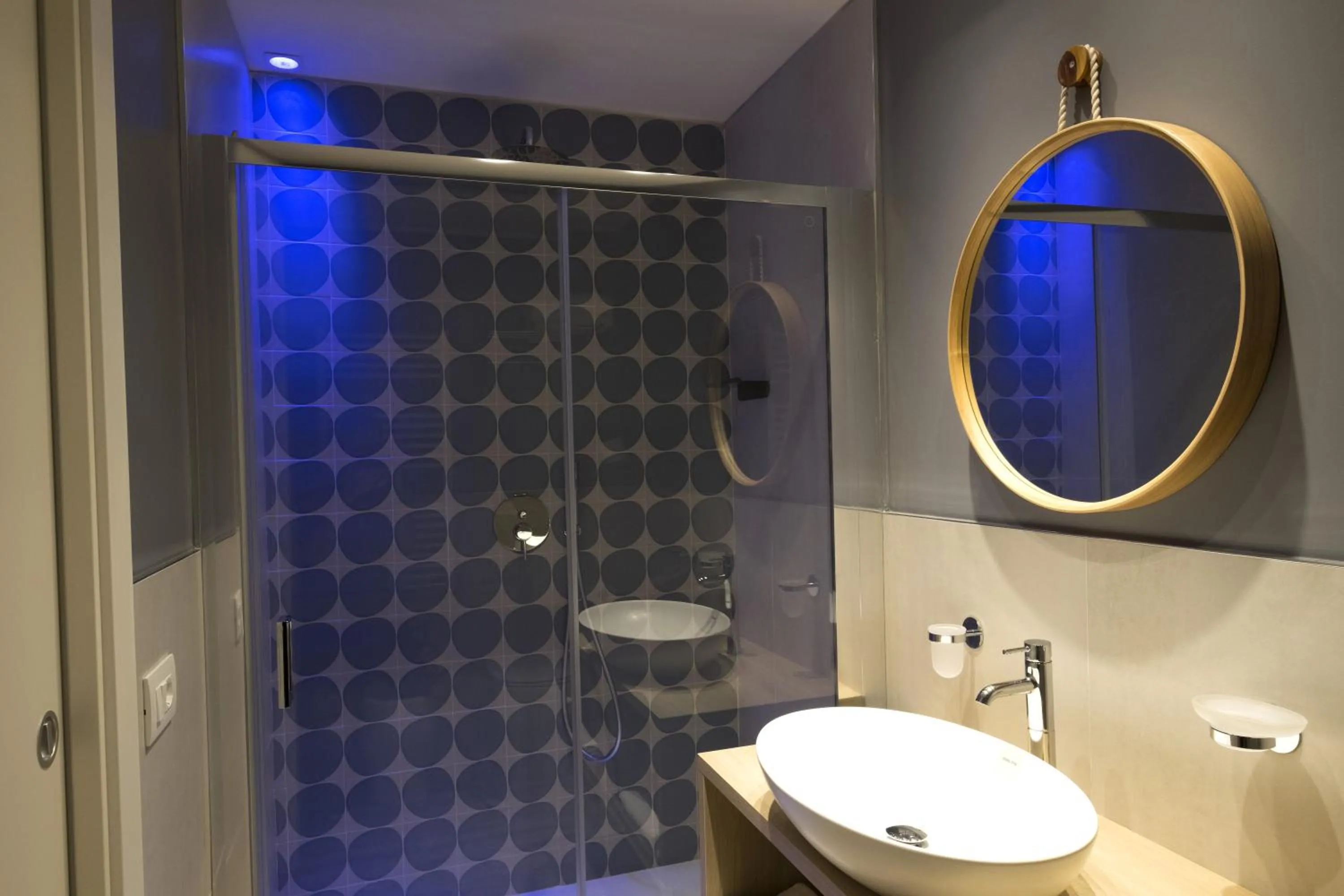 Shower in Hotel Baia