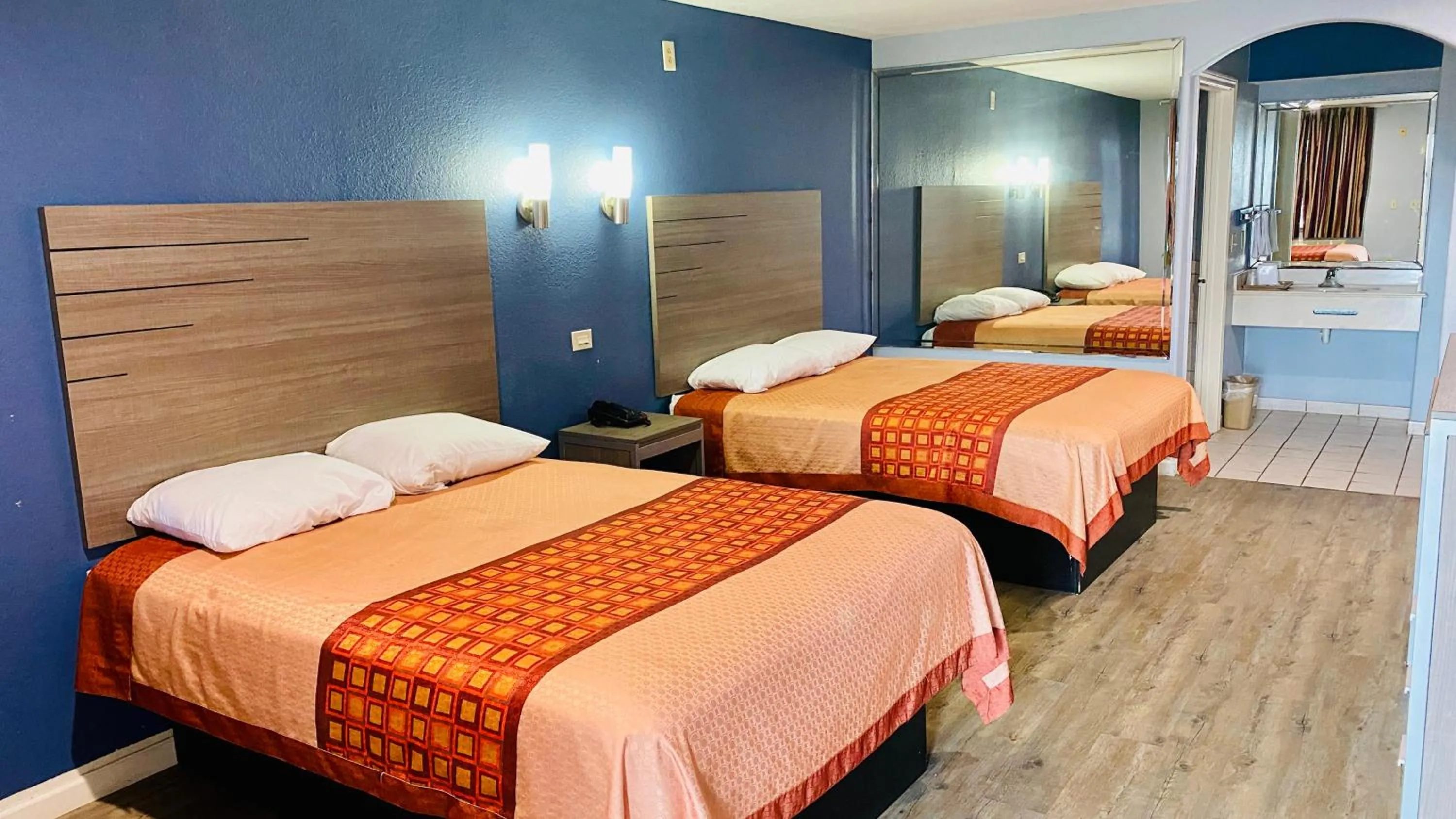 Bathroom, Bed in Home Place Inn and Suites-Hobby