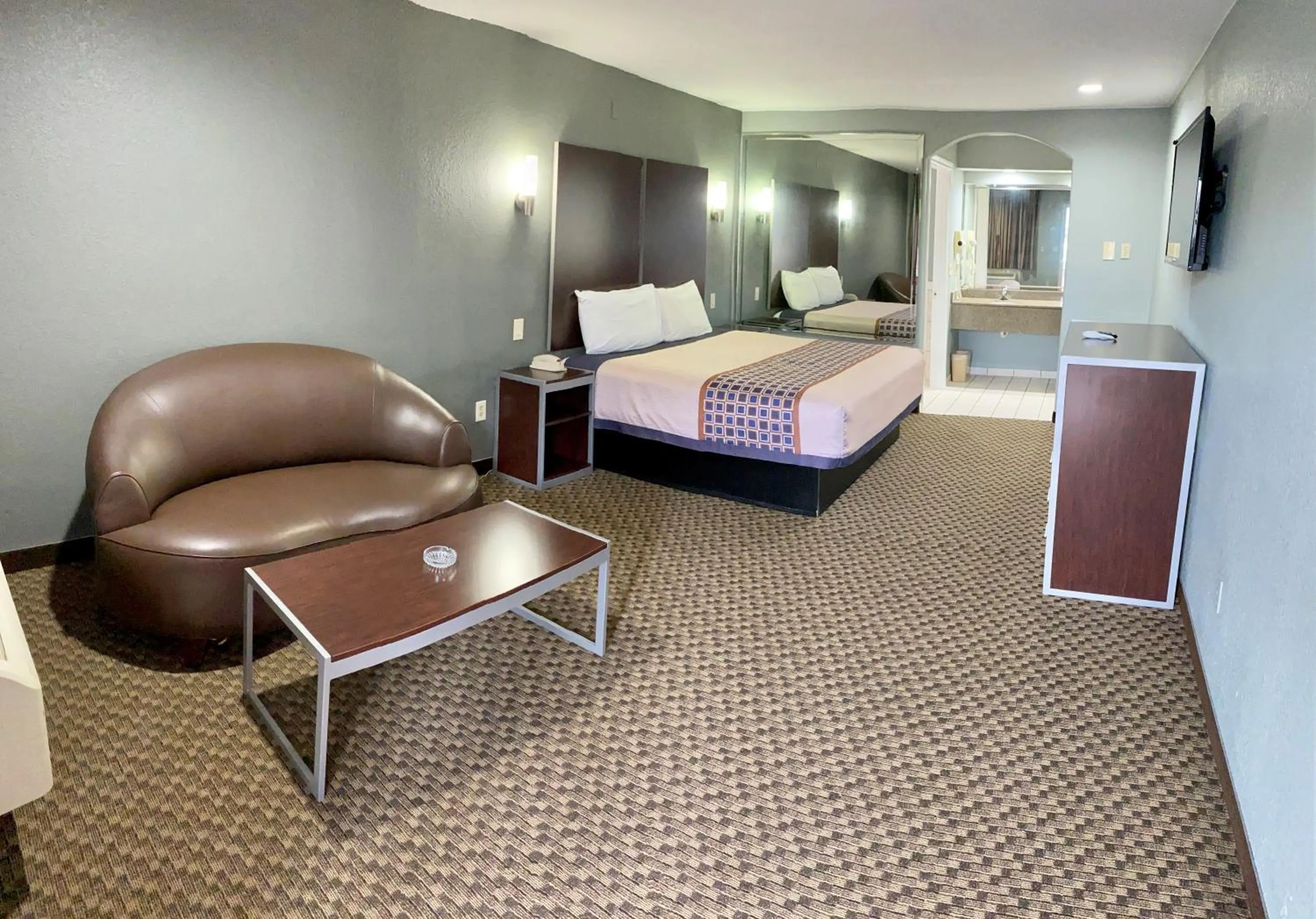 TV and multimedia, Bed in Home Place Inn and Suites-Hobby
