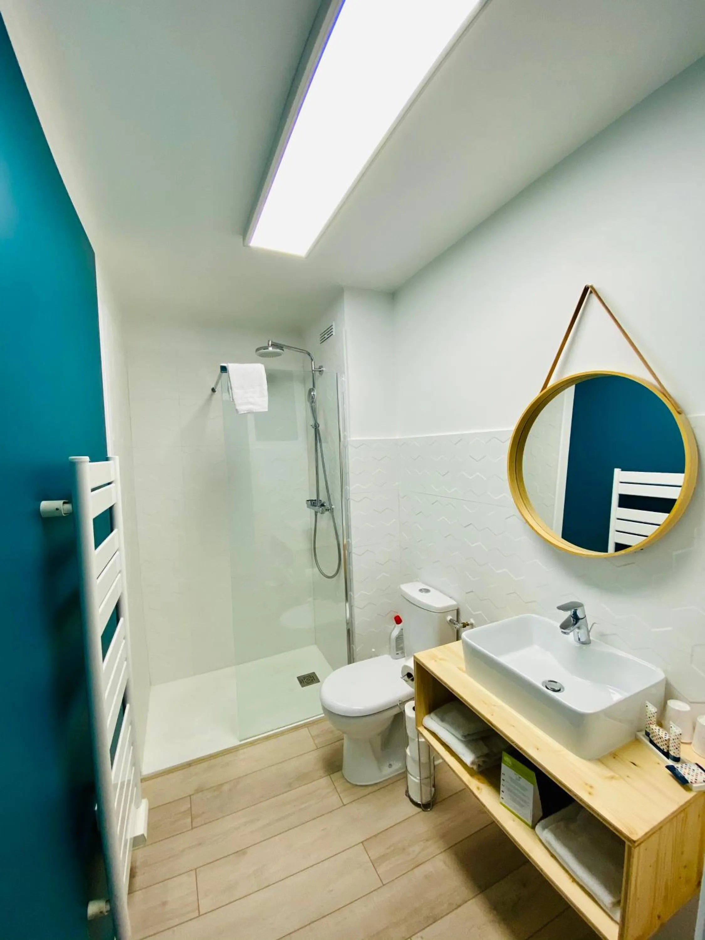 Shower in Hôtel Café Miramar