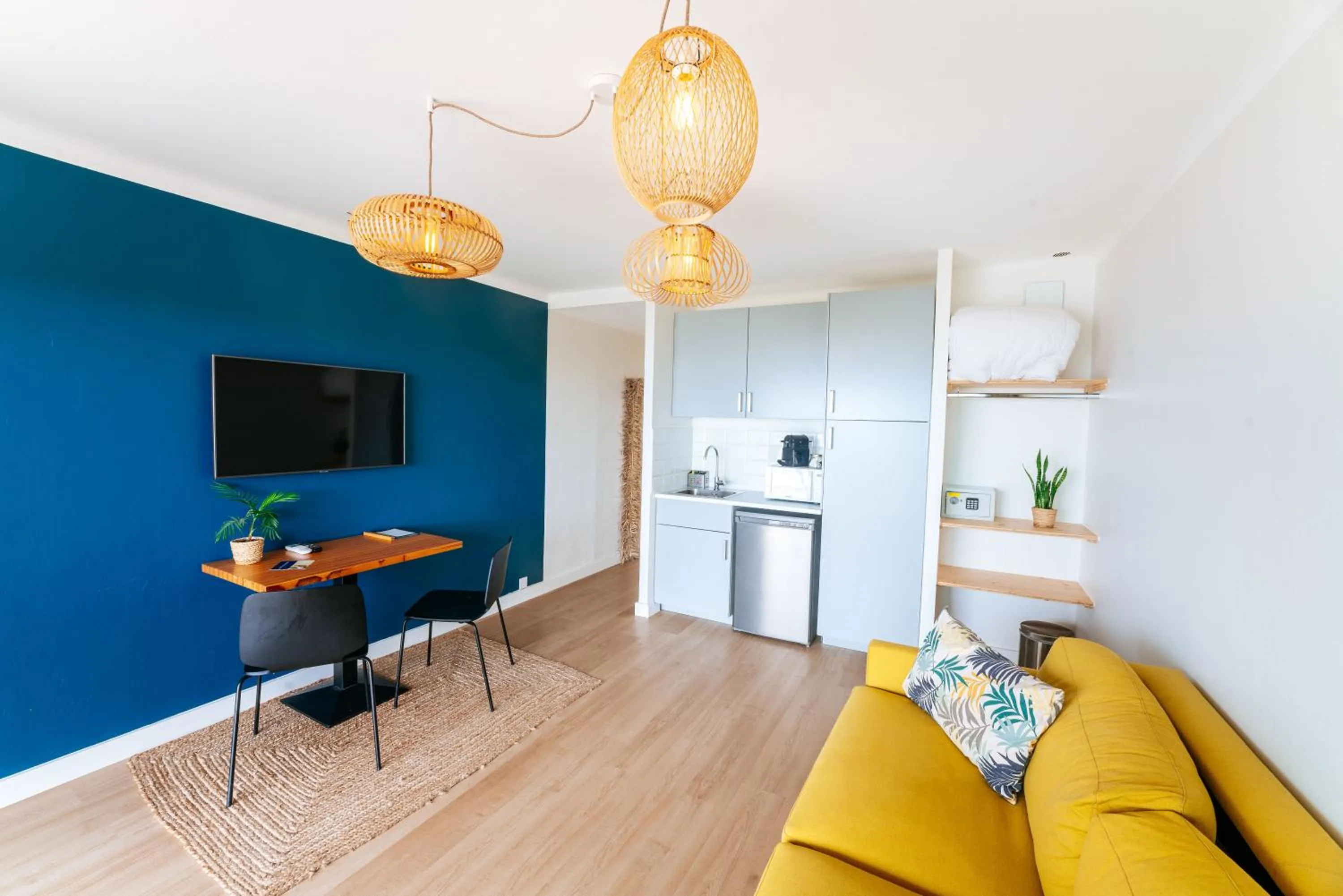 TV and multimedia in Hôtel Café Miramar