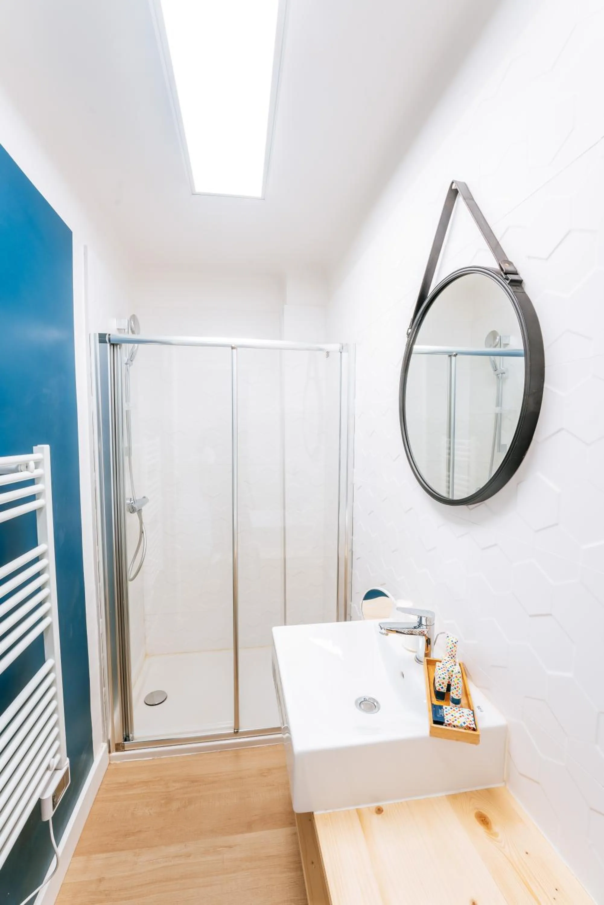 Shower in Hôtel Café Miramar