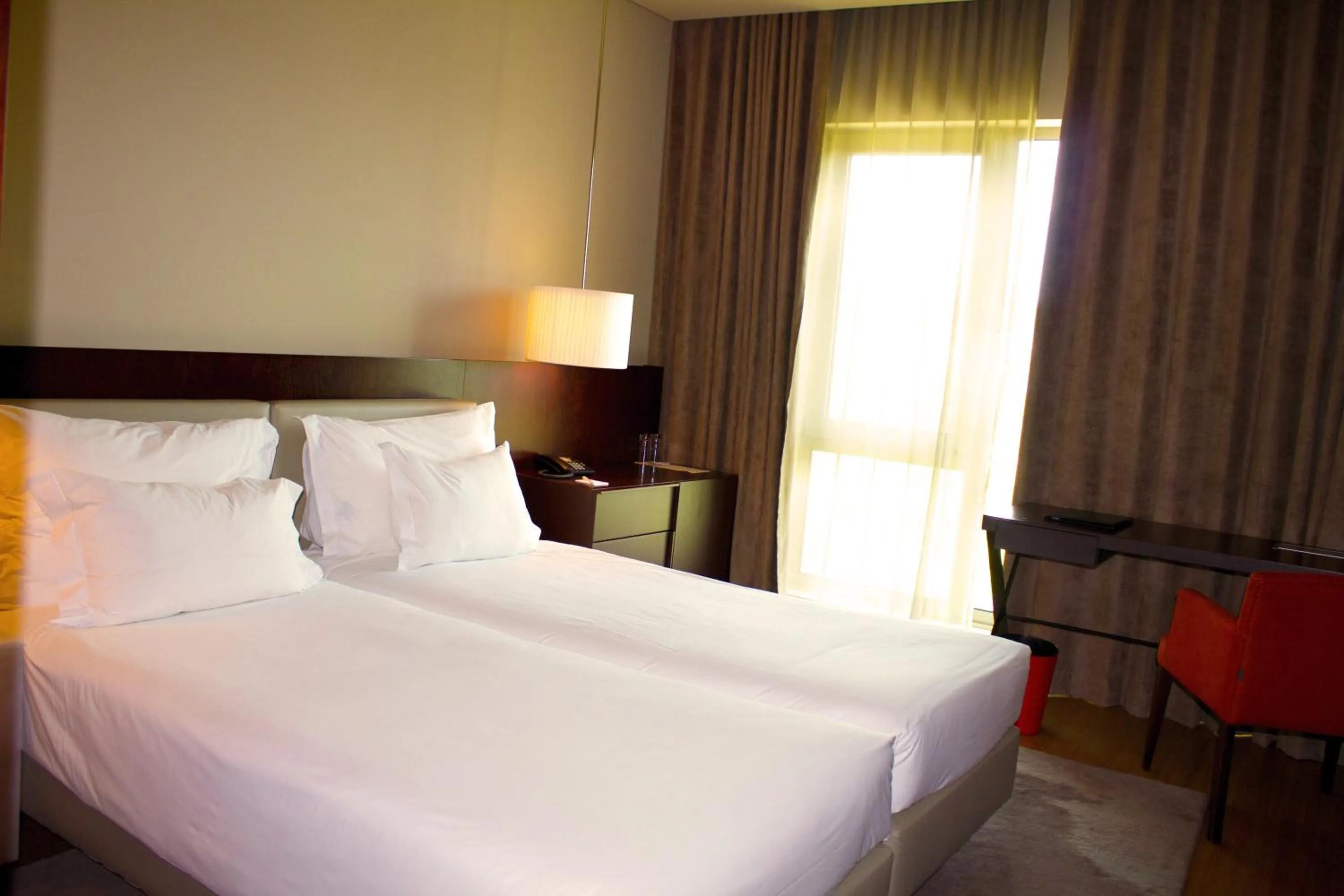 Bedroom, Bed in Golden Tulip São João da Madeira Hotel