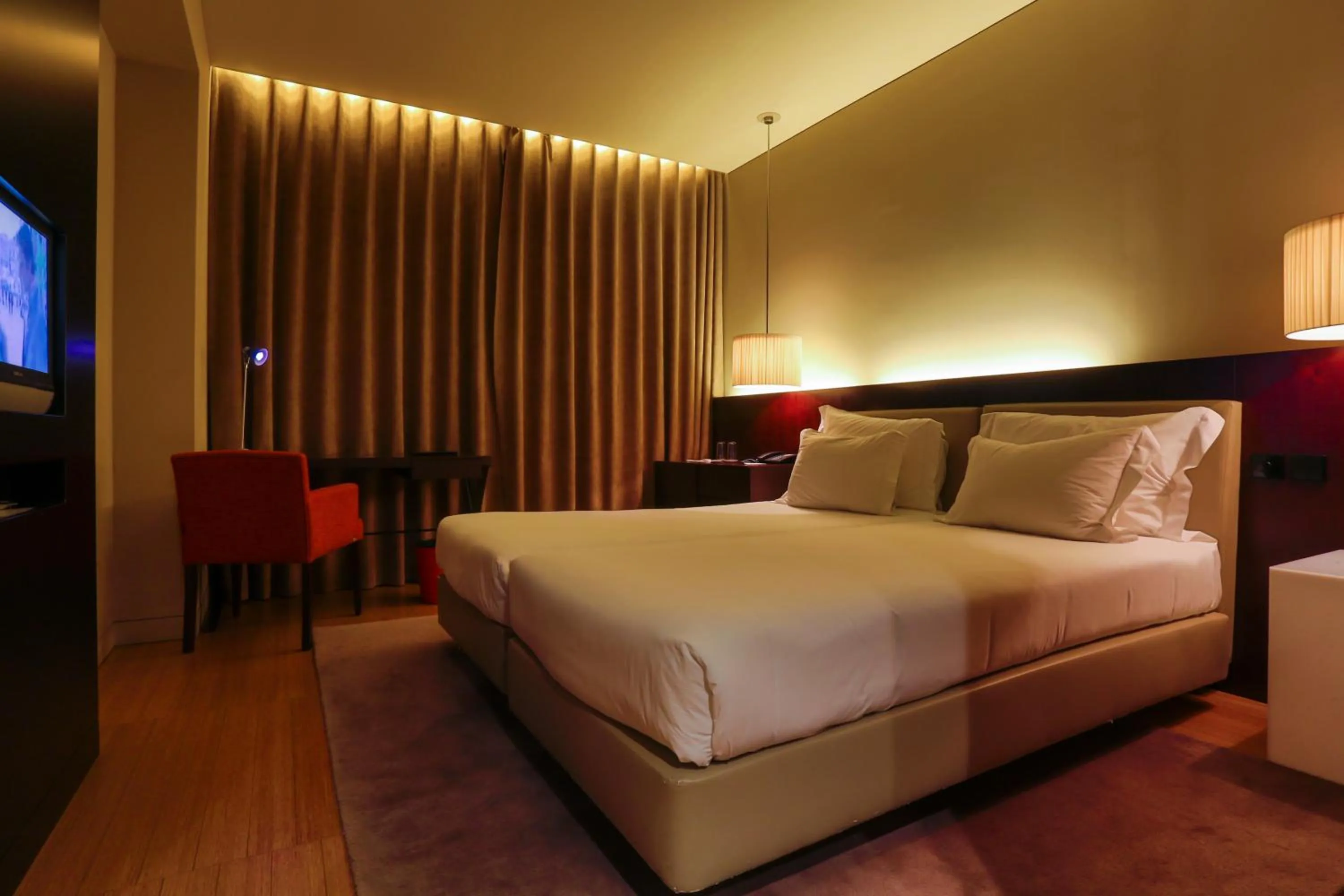 Bedroom, Bed in Golden Tulip São João da Madeira Hotel