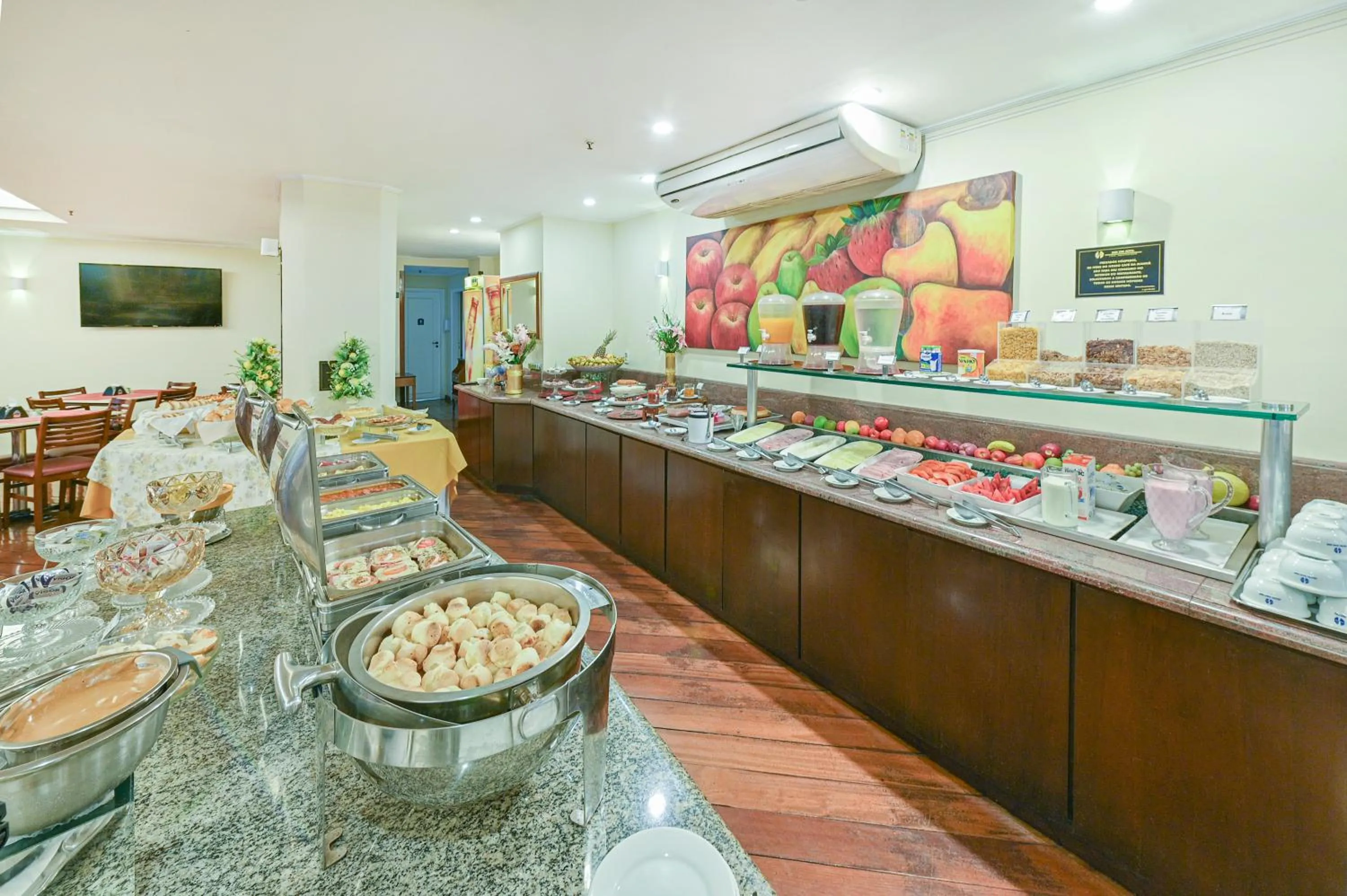 Breakfast in Hotel Dan Inn Campinas Cambuí - Um Hotel Clássico em Campinas By Nacional Inn