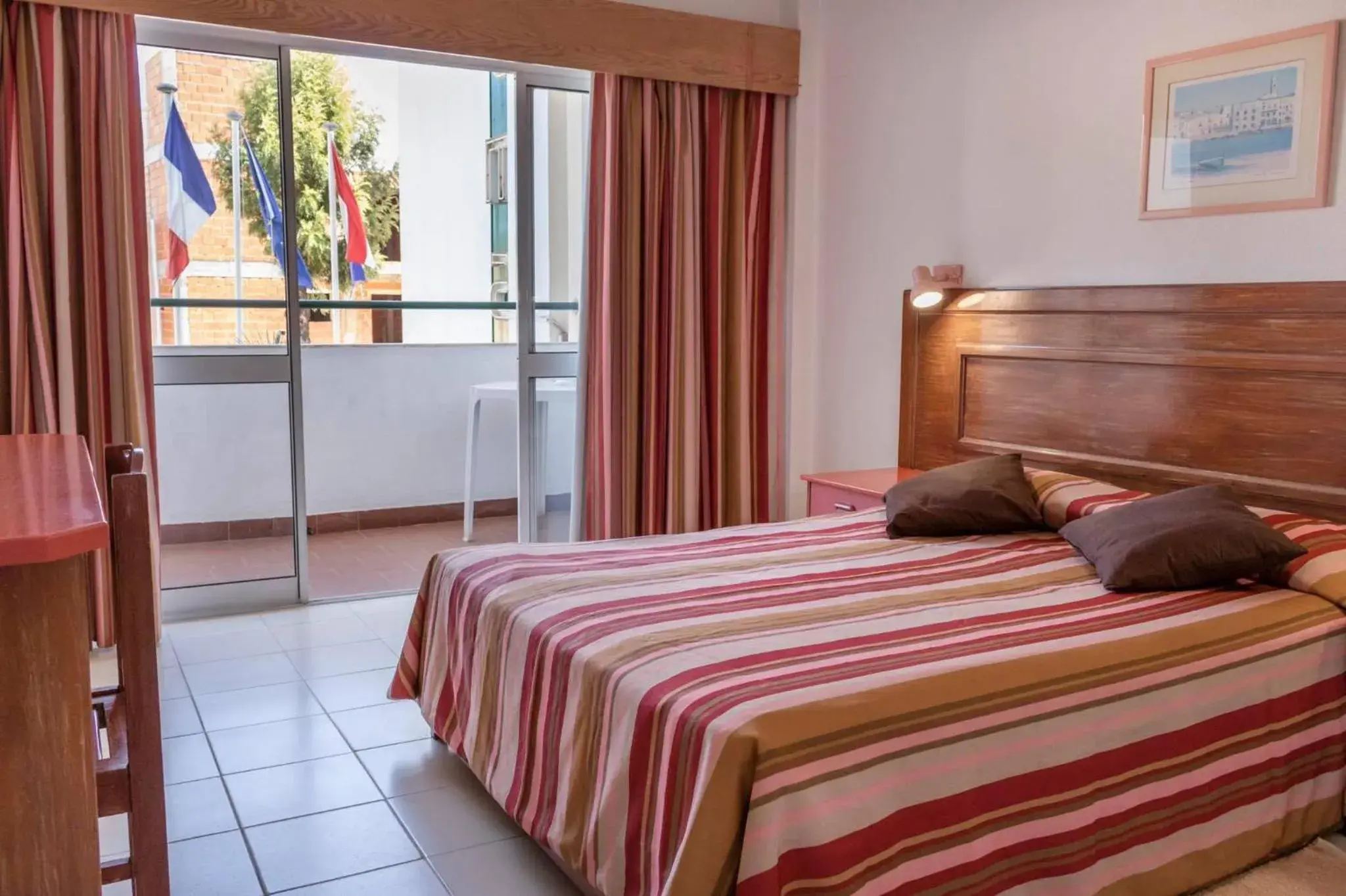 Bed in Aparthotel Calema Avenida Jardim Bed in Aparthotel Calema Avenida Jardim