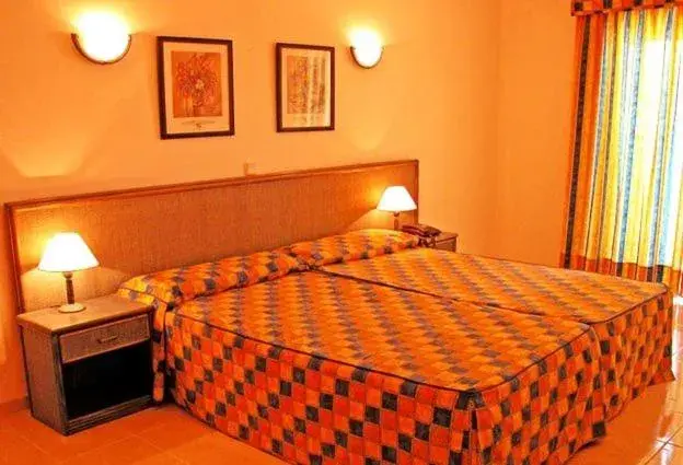 Bed in Aparthotel Calema Avenida Jardim Bed in Aparthotel Calema Avenida Jardim