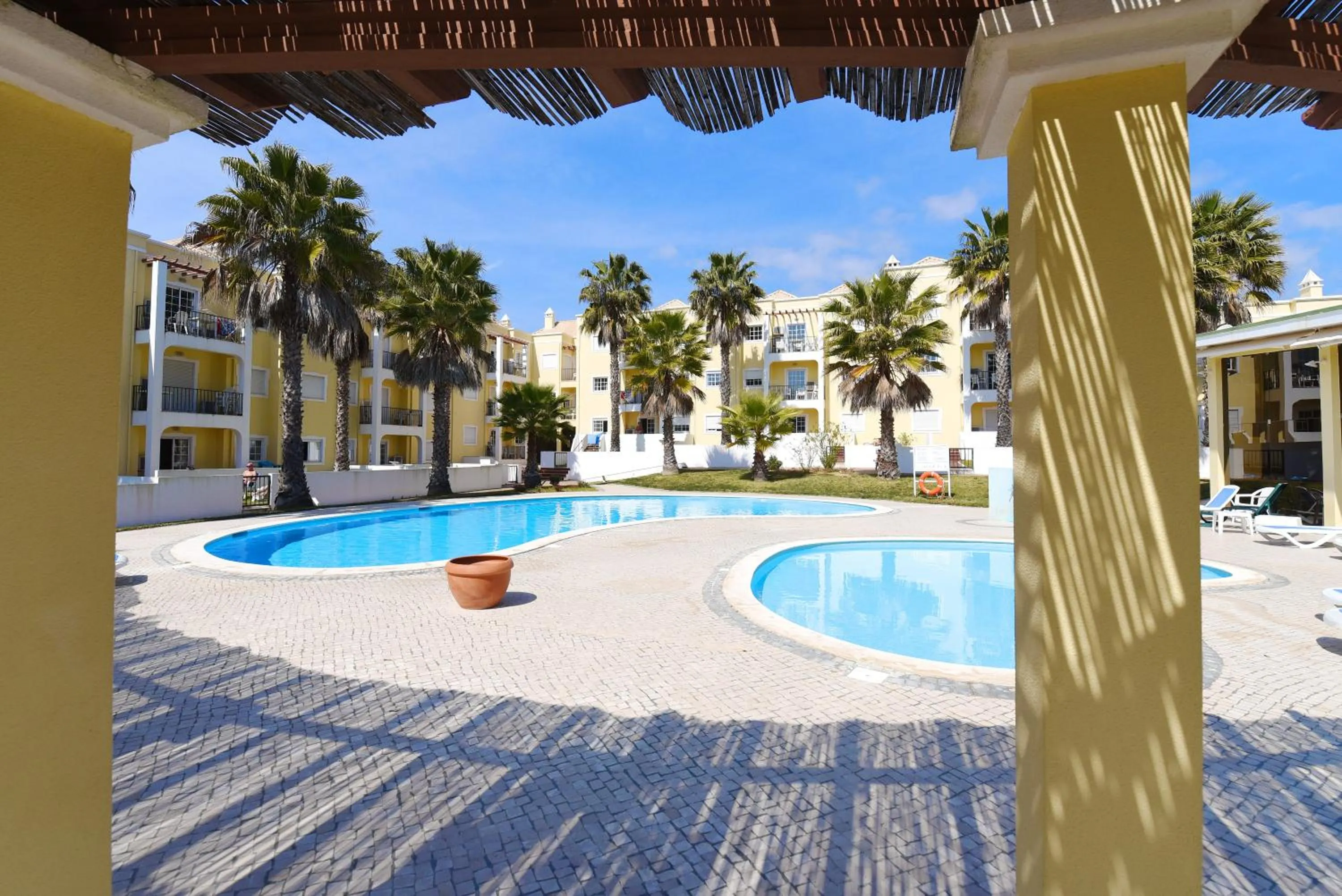 Swimming pool in Praia da Lota Beachfront Resort - Hotel & Apartments