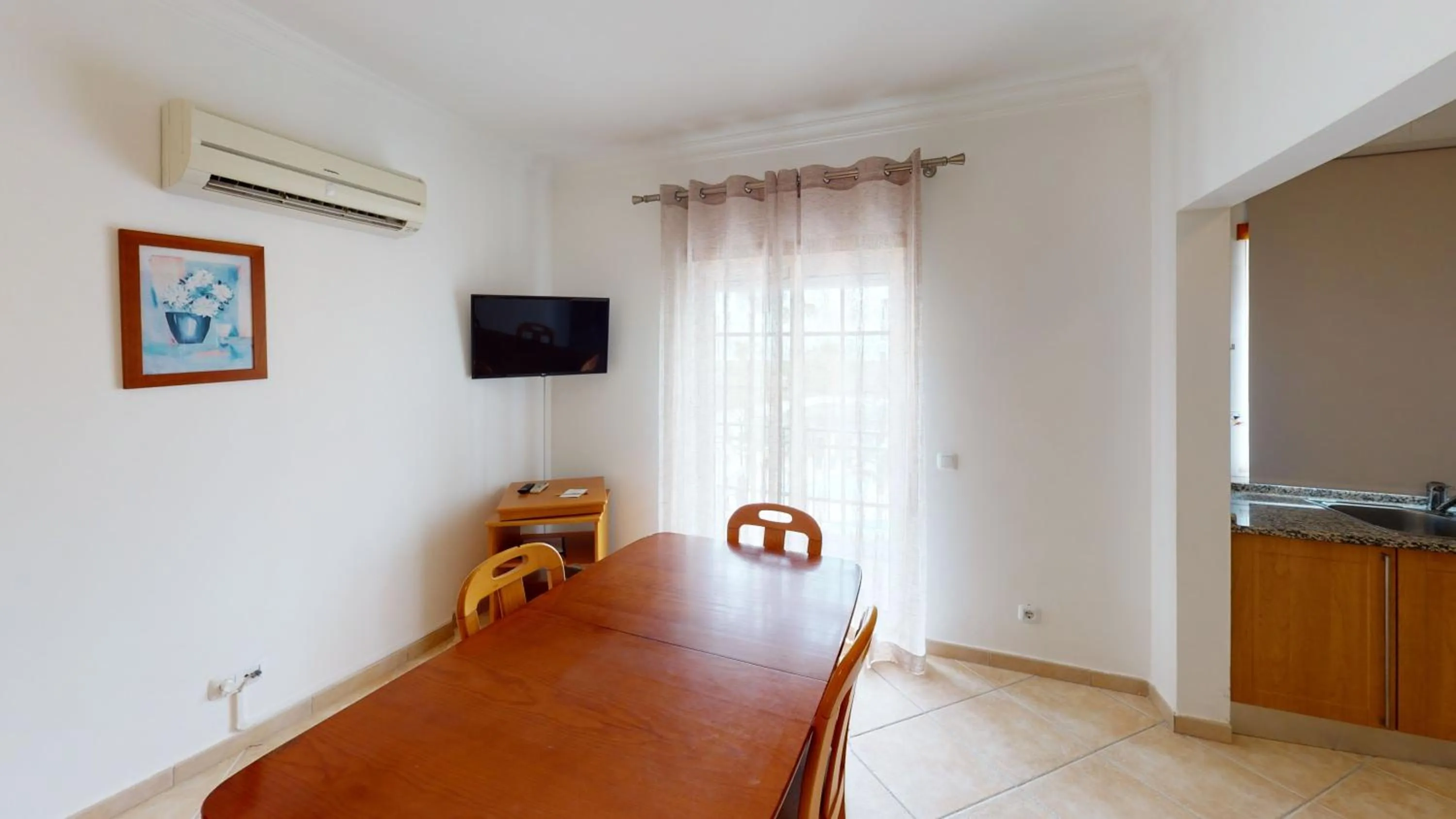 Dining area, Bed in Praia da Lota Beachfront Resort - Hotel & Apartments
