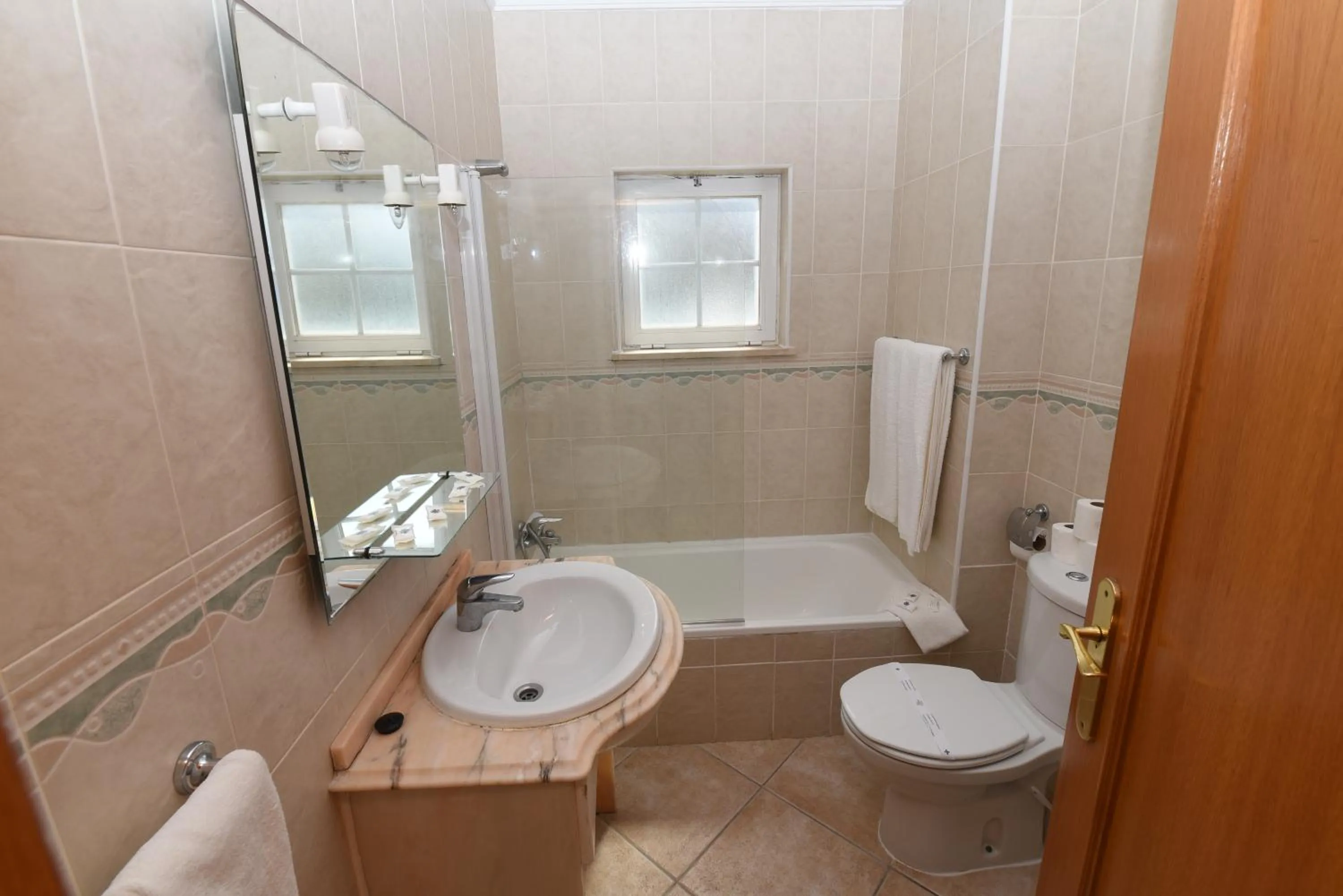 Bathroom in Praia da Lota Beachfront Resort - Hotel & Apartments