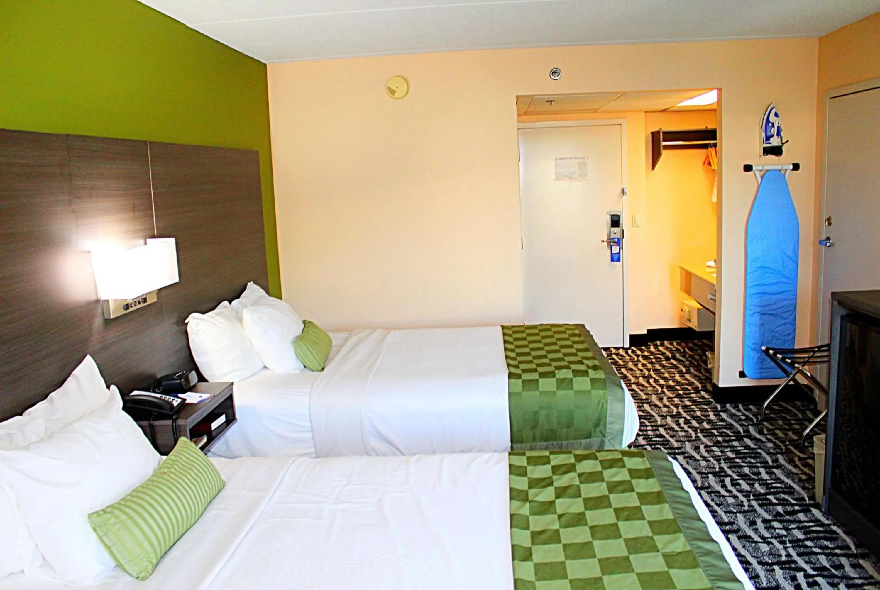 Photo of the whole room, Bed in Baymont by Wyndham Springfield