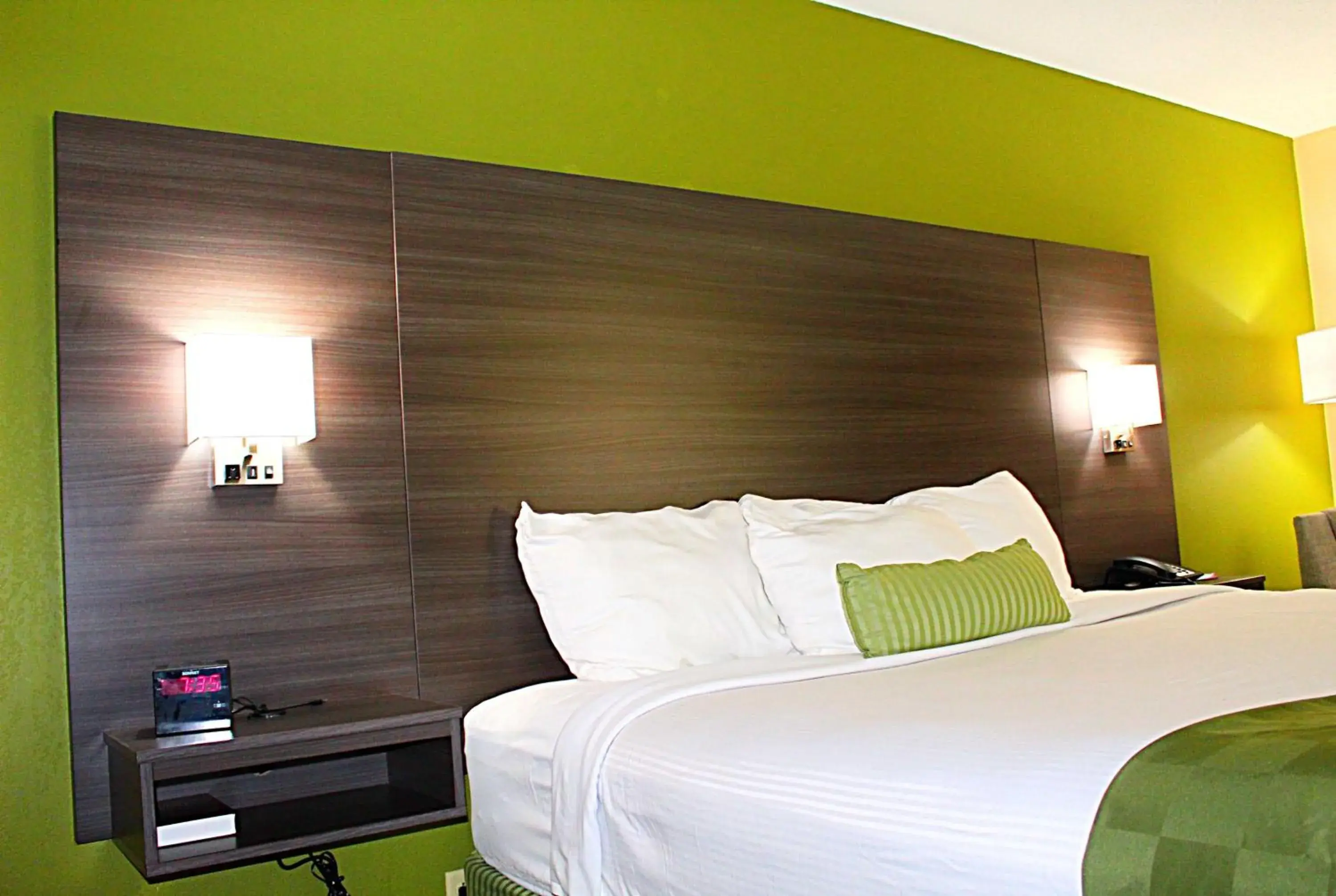 Photo of the whole room, Bed in Baymont by Wyndham Springfield Photo of the whole room, Bed in Baymont by Wyndham Springfield