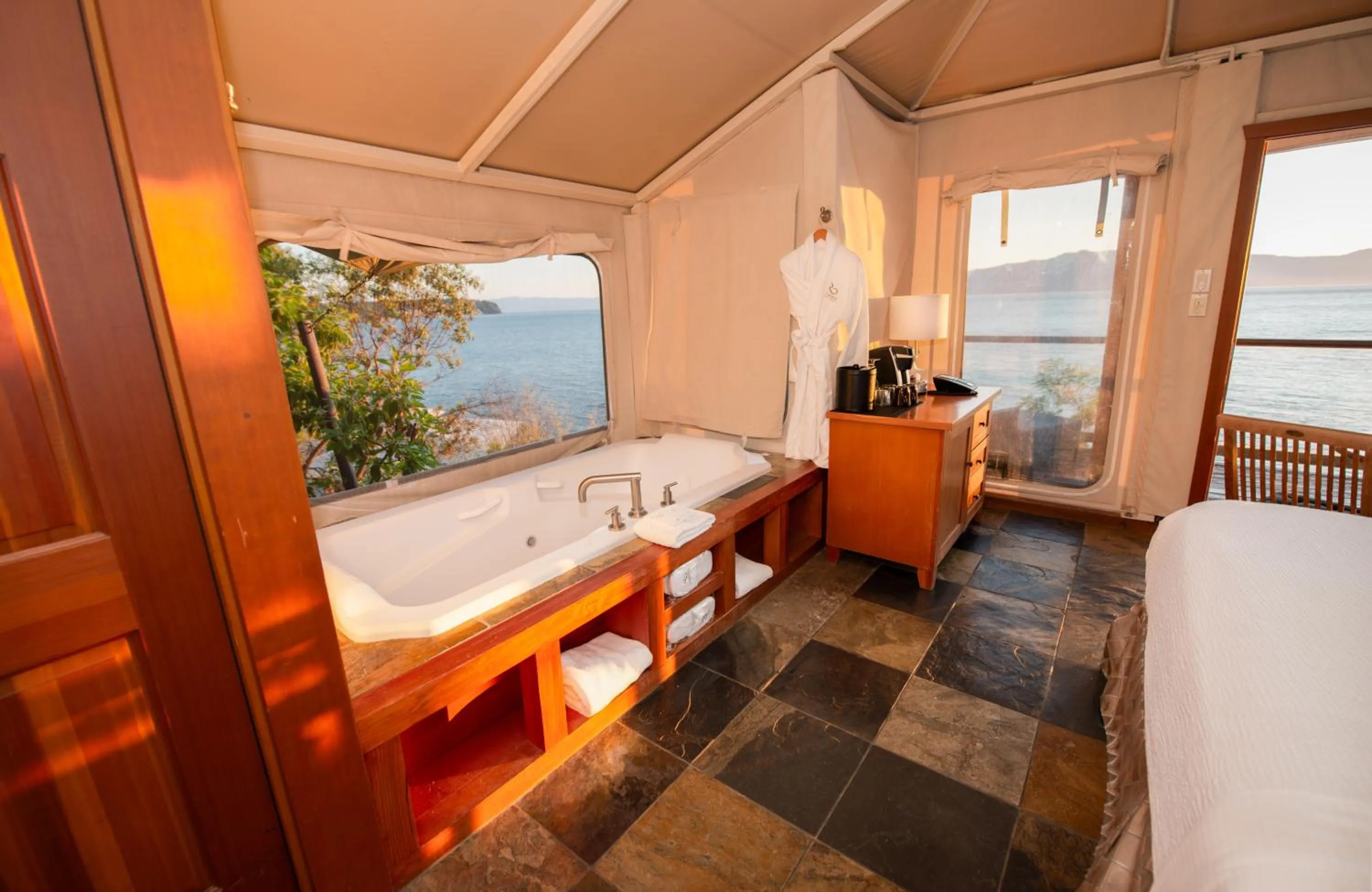 Bath, Bed in Rockwater Secret Cove Resort