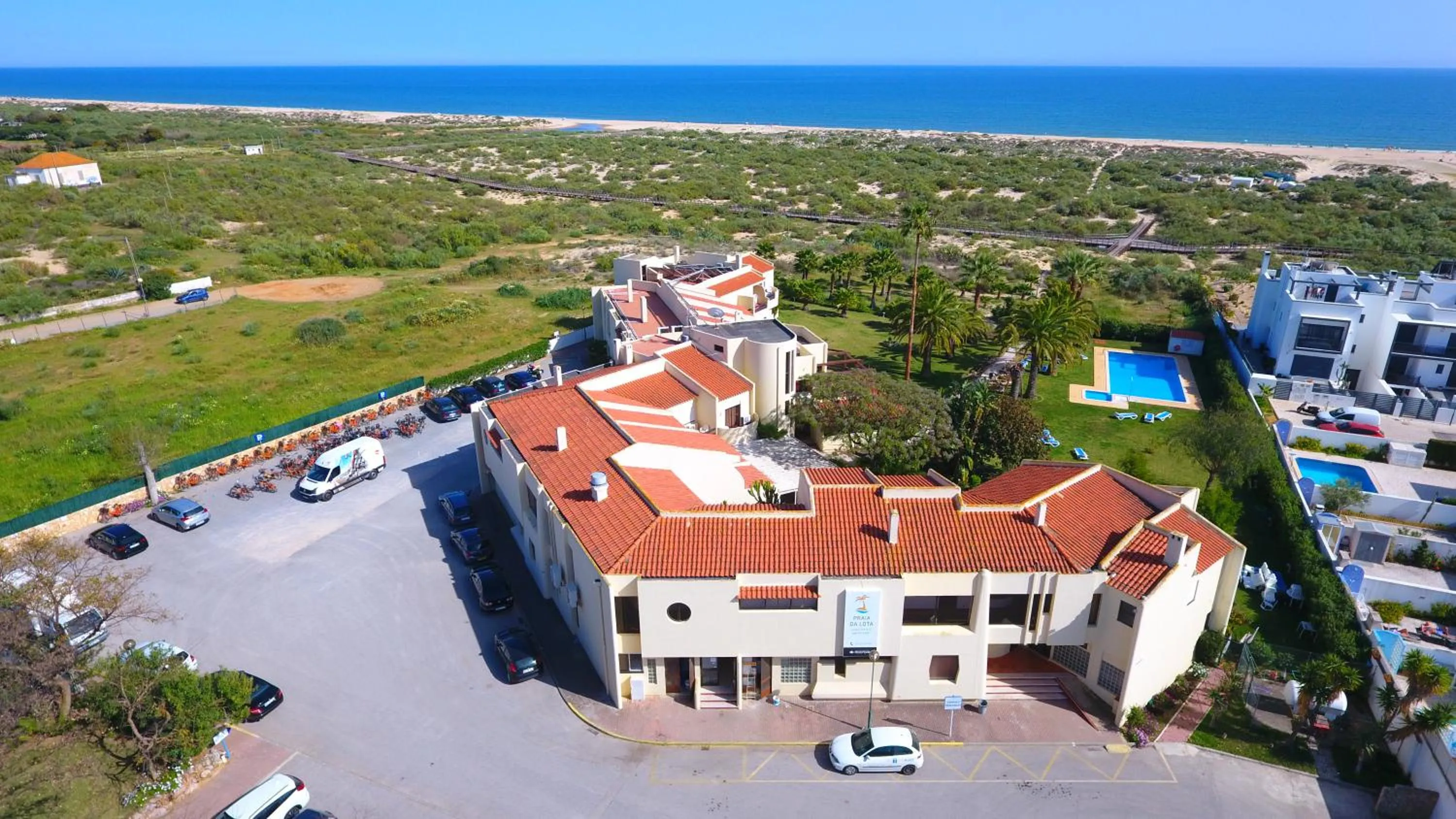Praia da Lota Beachfront Resort - Hotel & Apartments