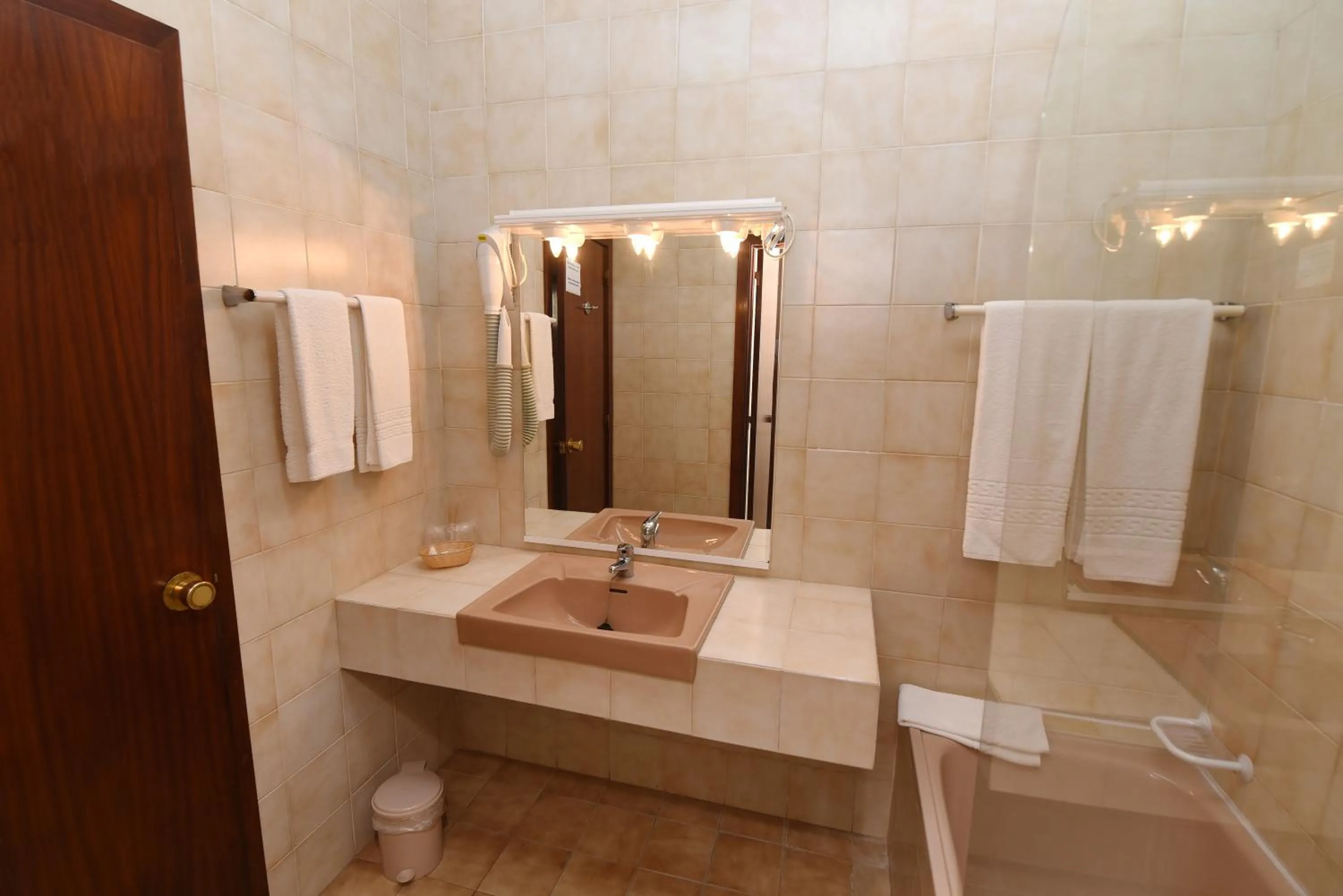Bathroom in Praia da Lota Resort – Beachfront Hotel