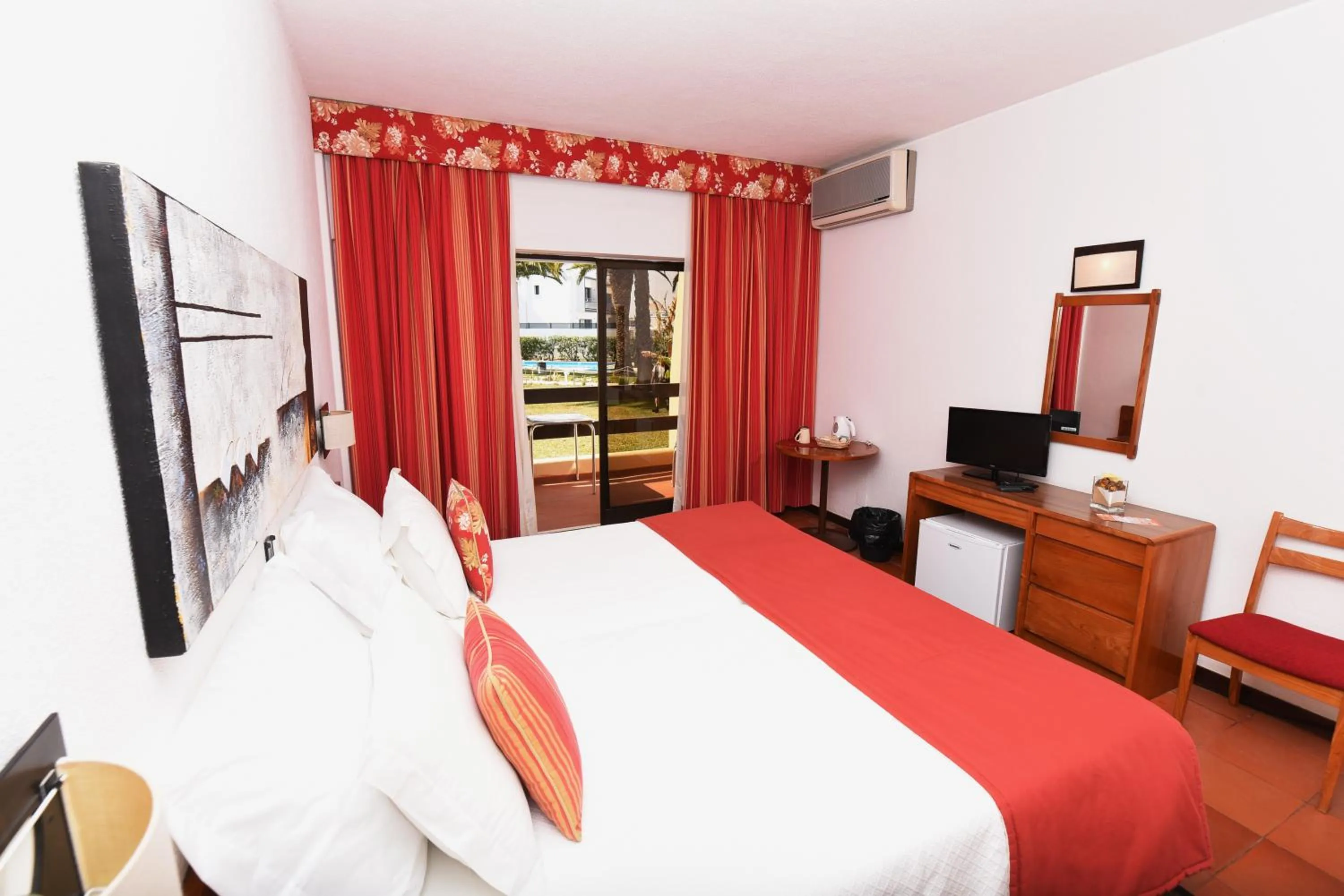 Suite with Garden View in Praia da Lota Resort – Beachfront Hotel