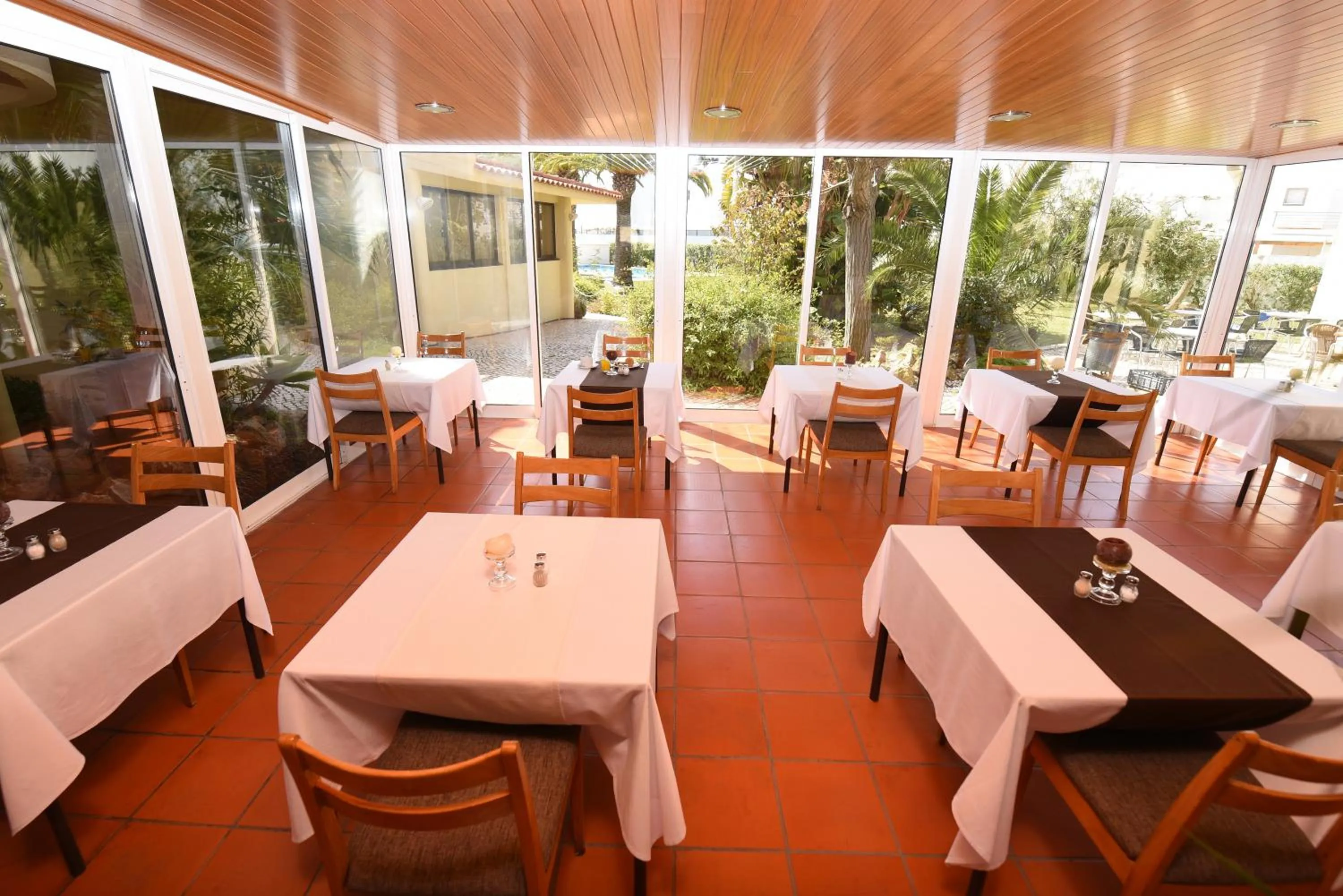 Restaurant/places to eat in Praia da Lota Resort – Beachfront Hotel