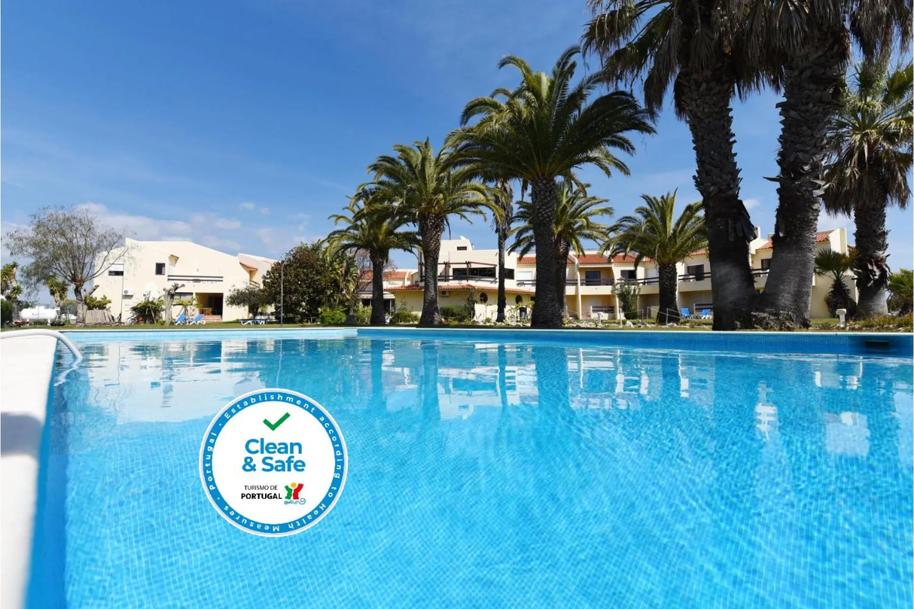 Swimming pool in Praia da Lota Resort – Beachfront Hotel