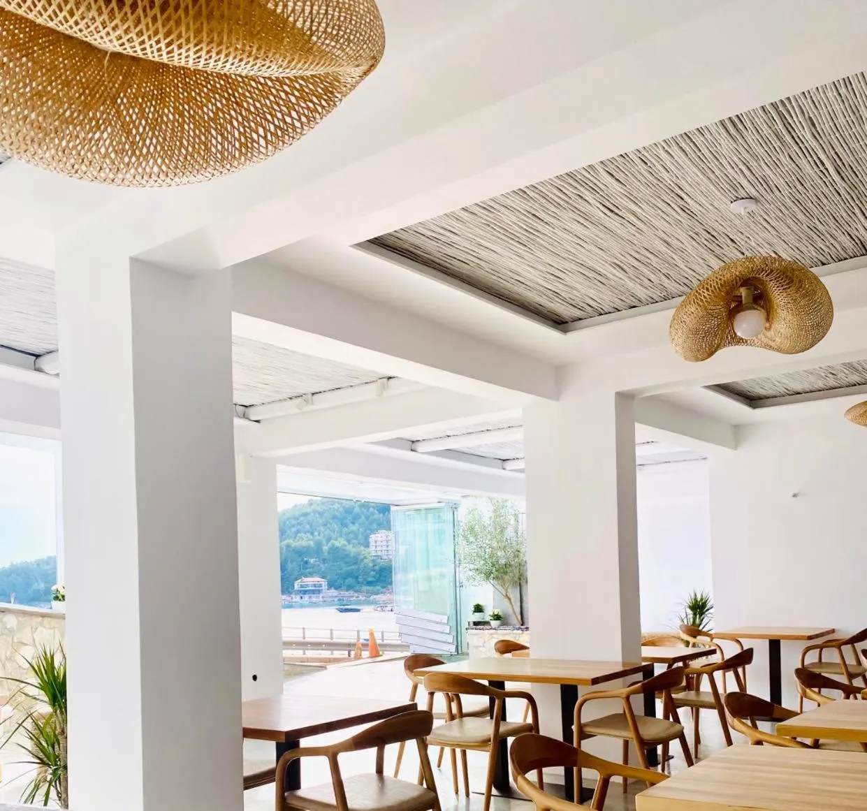 Restaurant/places to eat in Geo & Art Boutique Hotel Himara