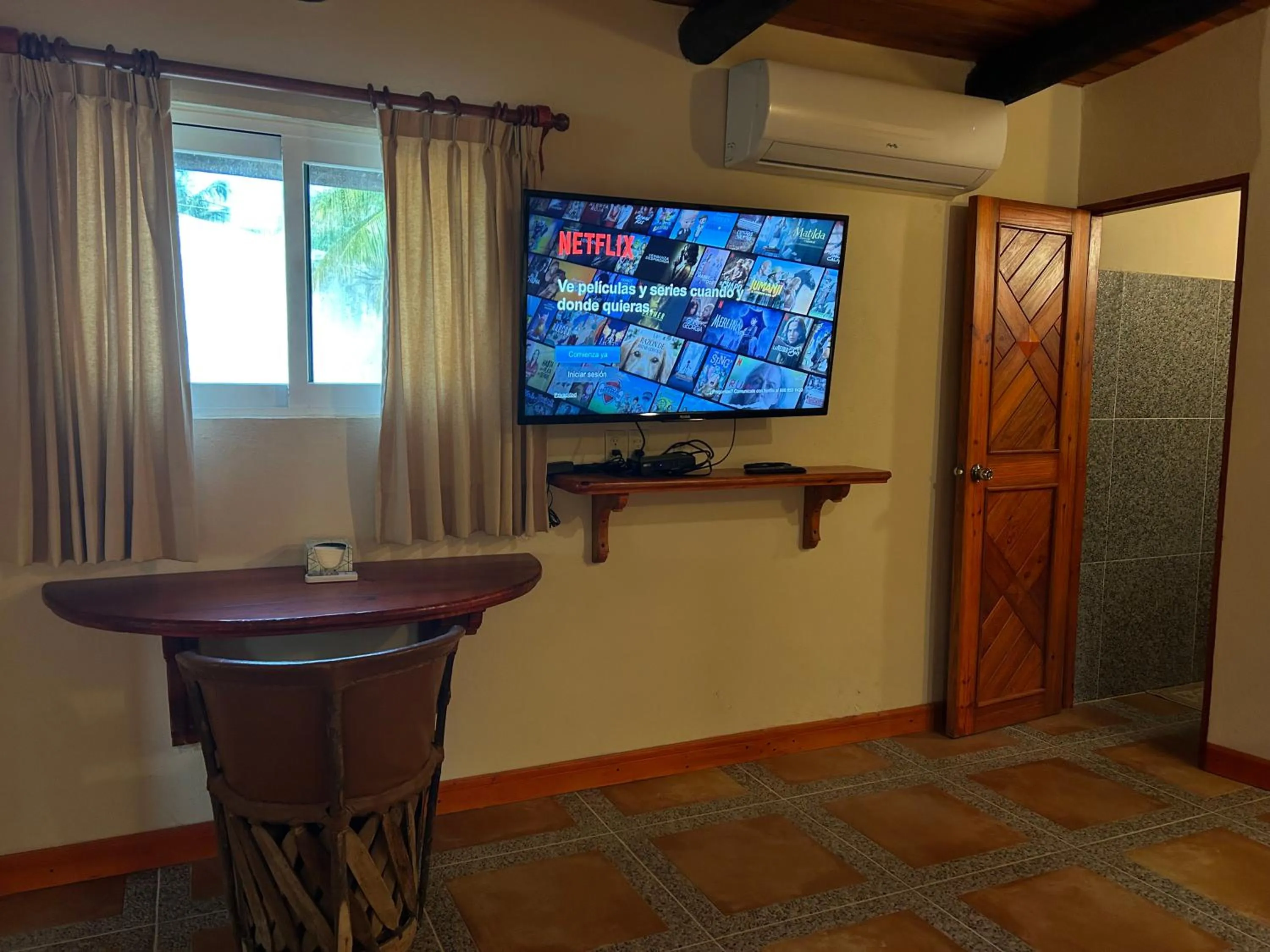 TV and multimedia in The Diving Lodge Downtown