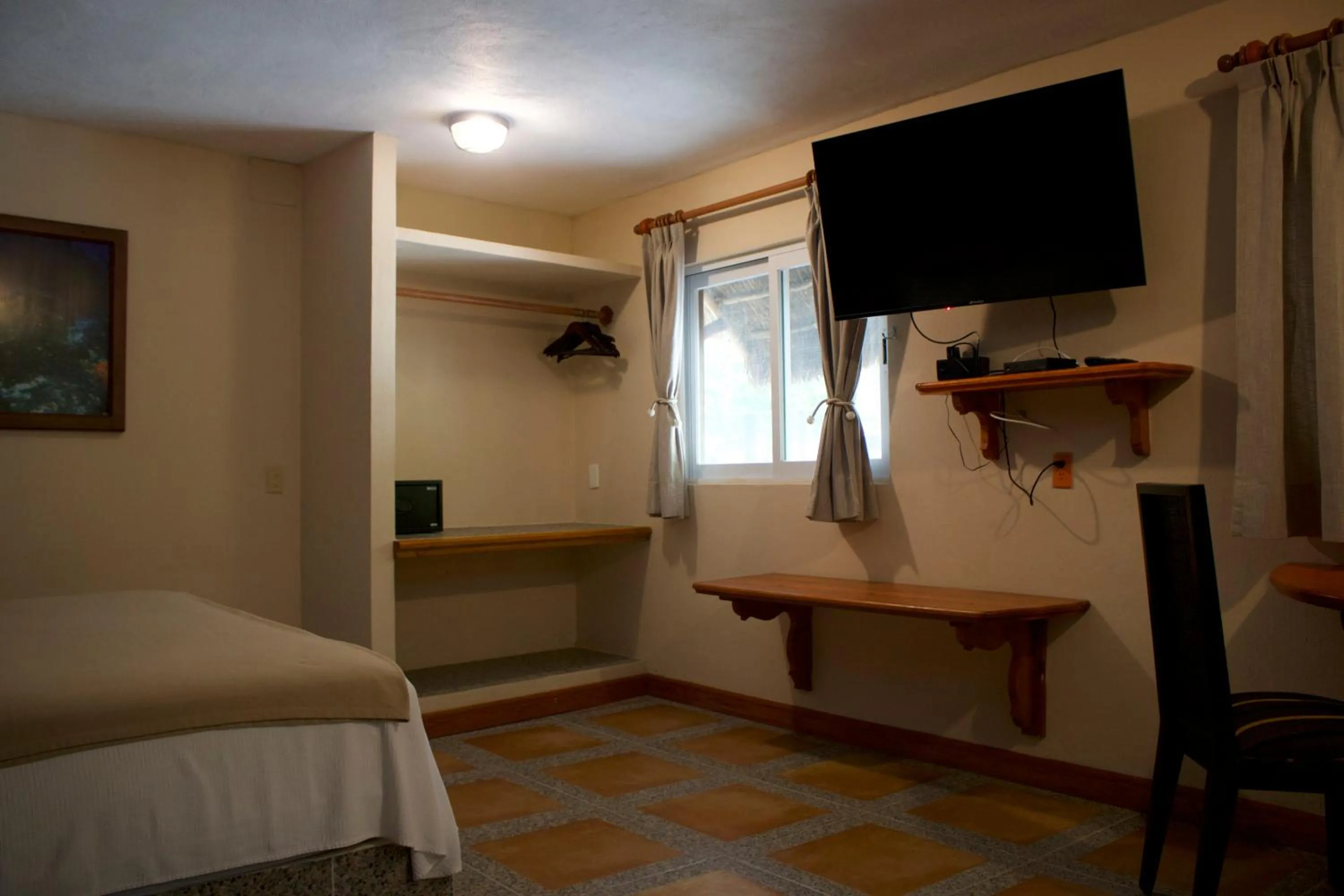 TV and multimedia, Bed in The Diving Lodge Downtown