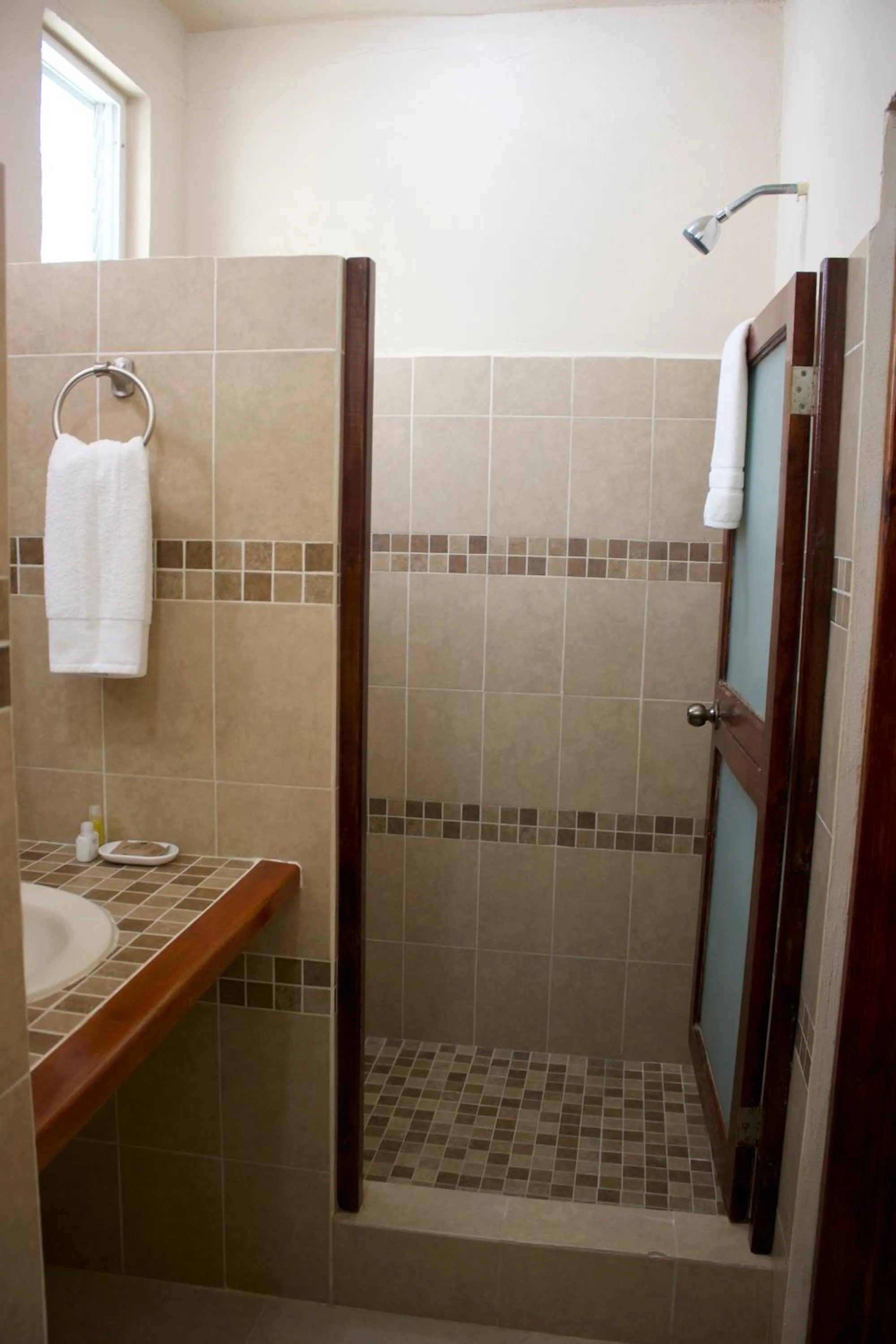 Shower in The Diving Lodge Downtown