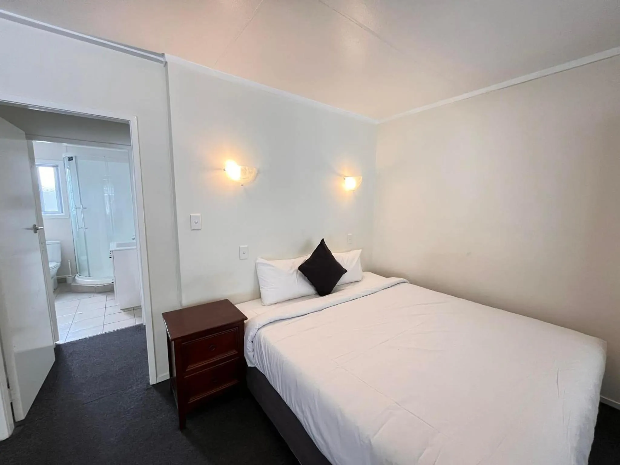 Living room, Bed in Kowhai Motel Rotorua