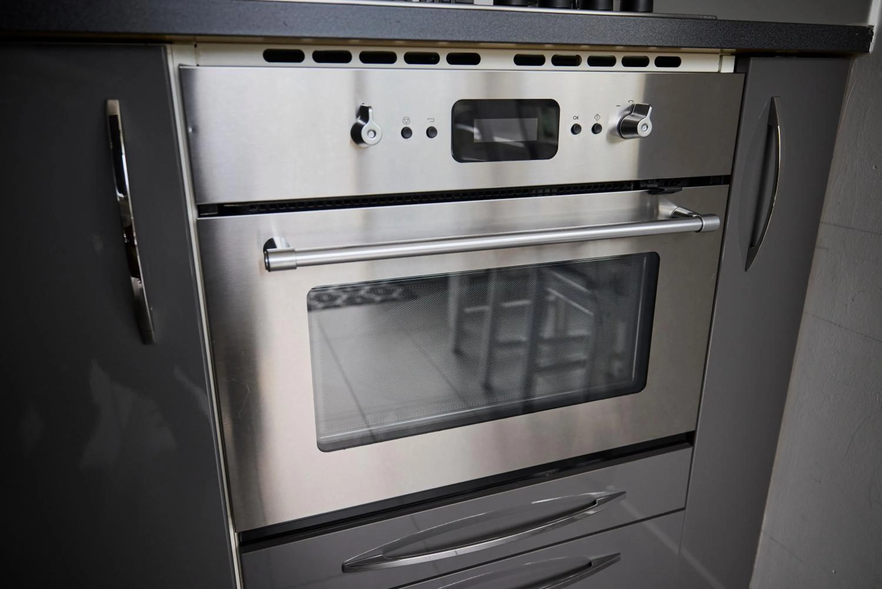 microwave in Treehouse Inn