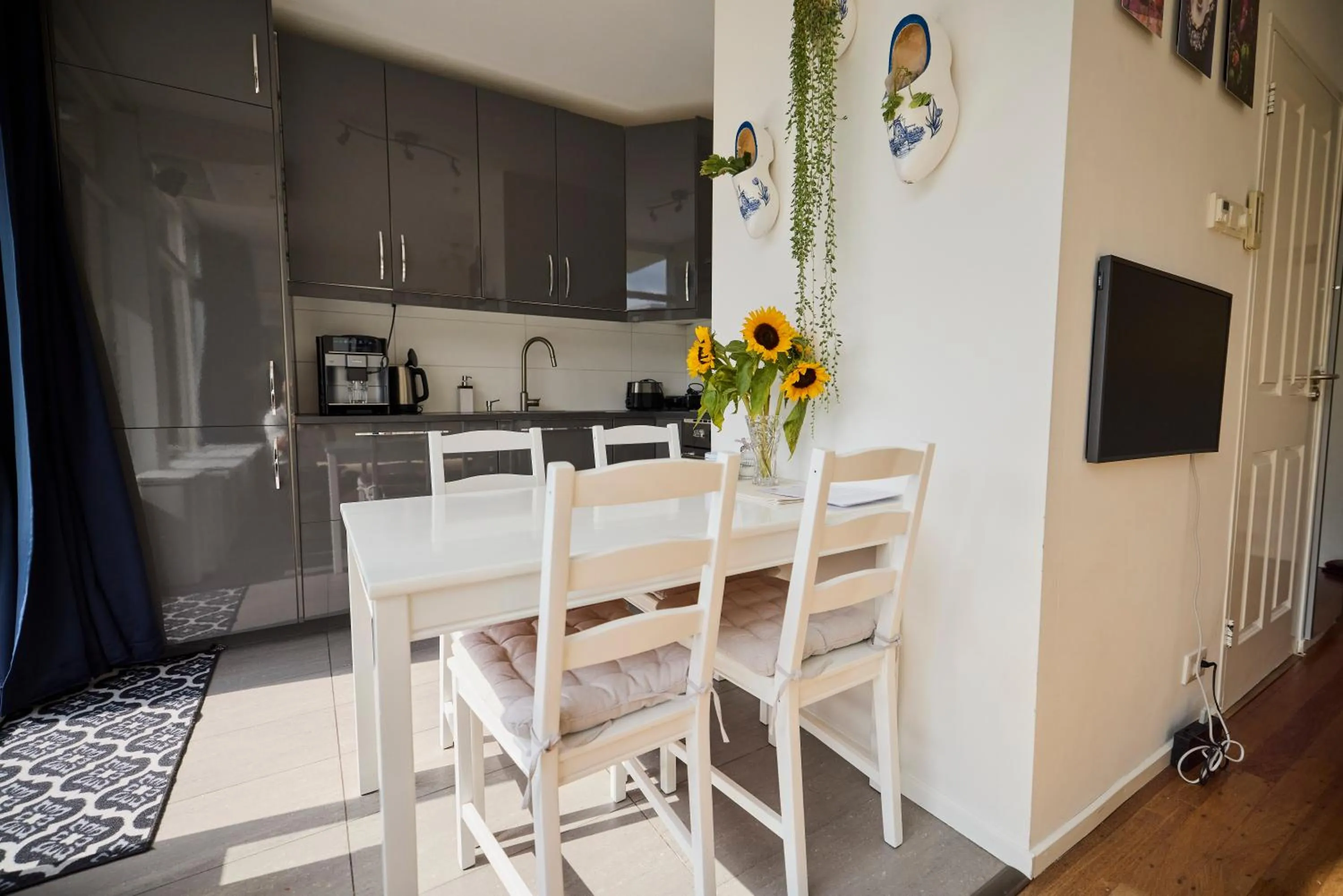Dining area in Treehouse Inn